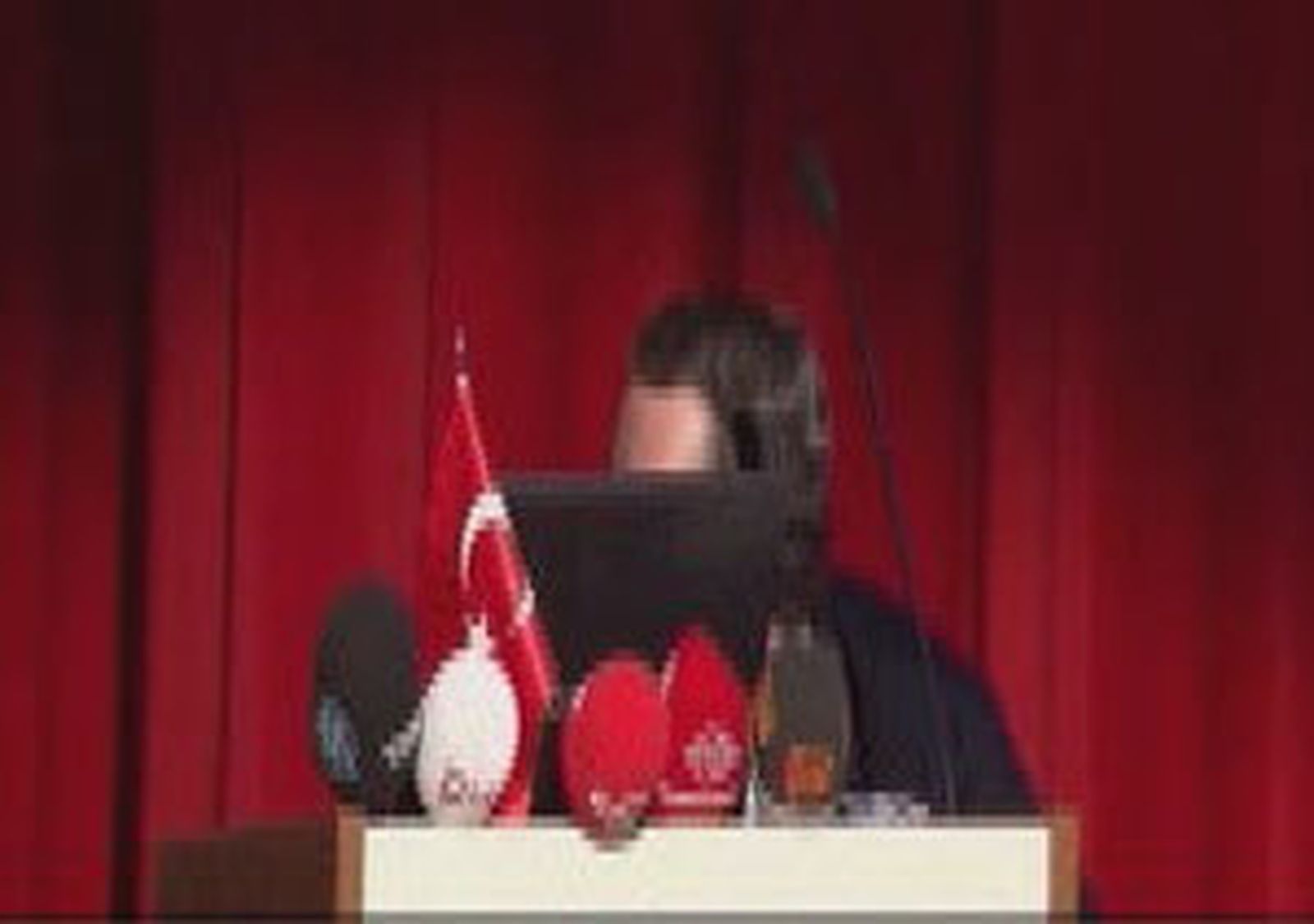 Representante del FMI recibido con huevos en una conferencia