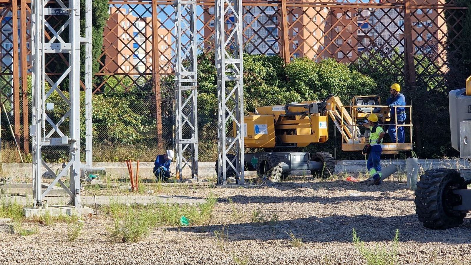 Desmantelamiento de la subestación en desuso del recinto ferial de Alcorcón