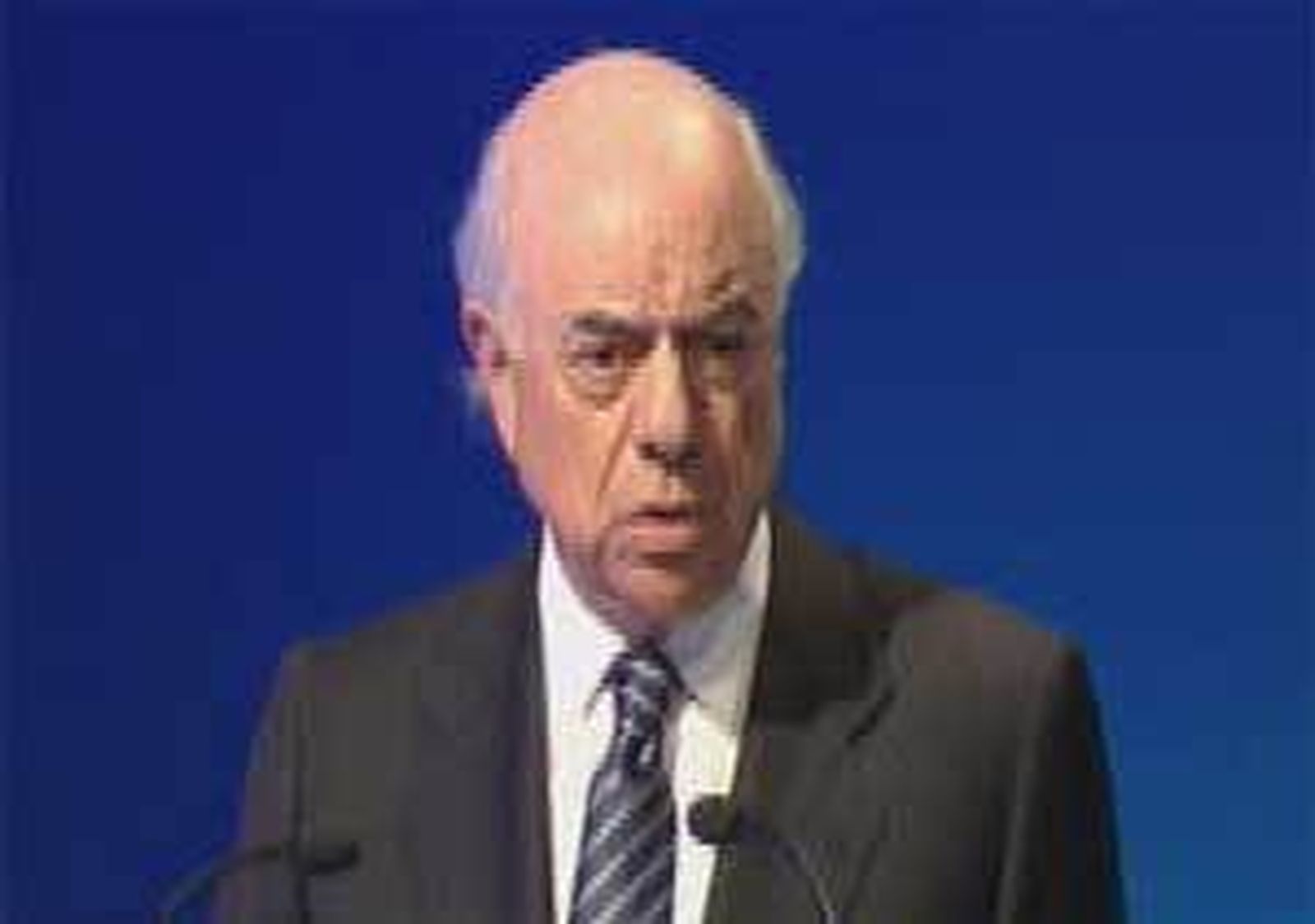 El presidente del BBVA prevé cambio del ciclo político en España y critica la actitud de Zapatero