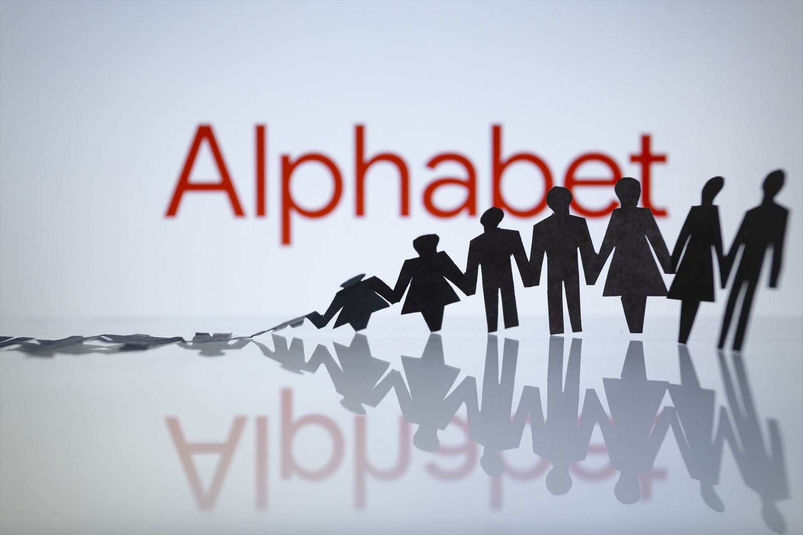 Alphabet invierte 370 millones de euros en Anthropic, el rival de 'ChatGPT'