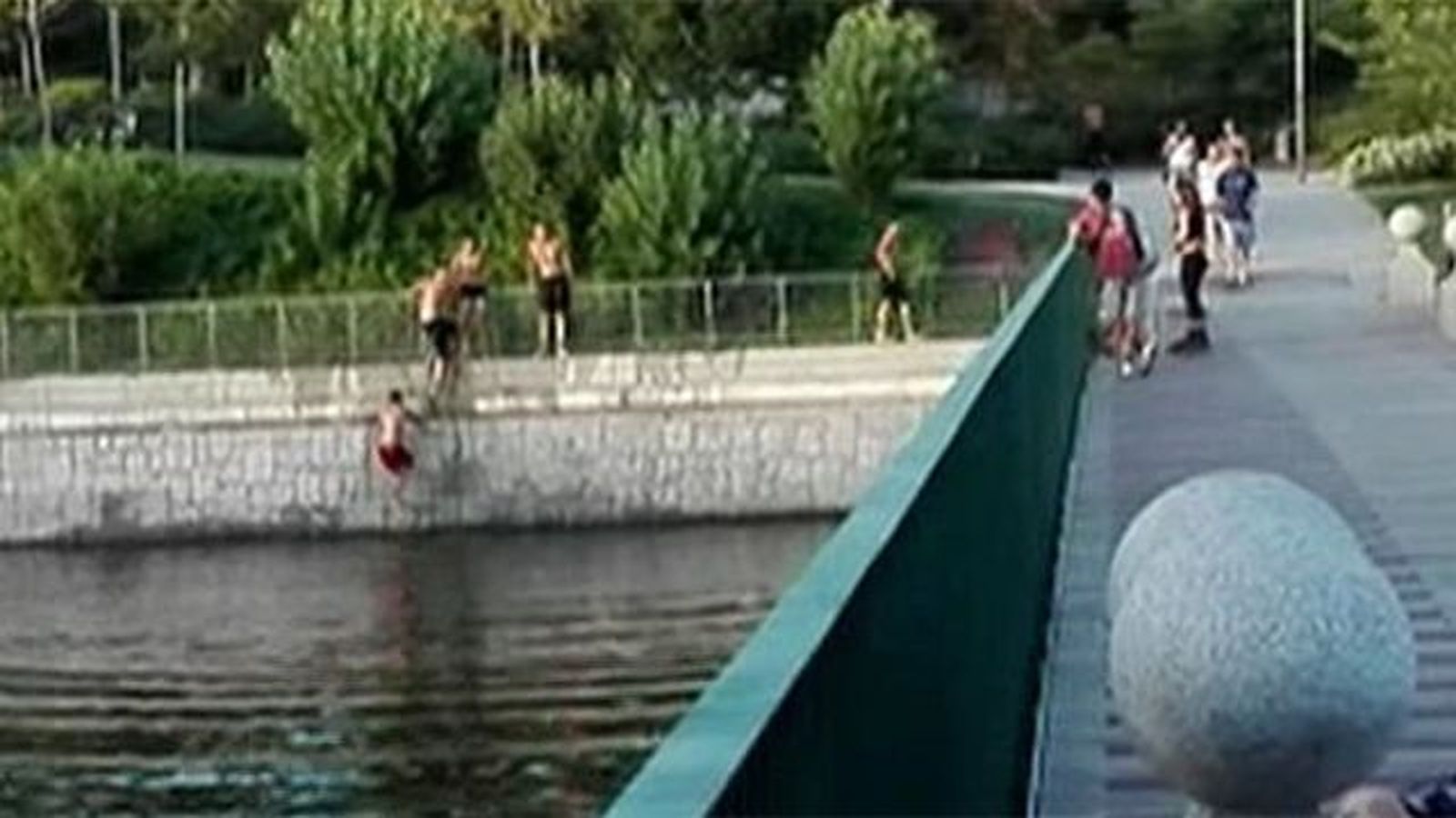 Varios jóvenes se bañana en Madrid Río poniendo en peligro su vida