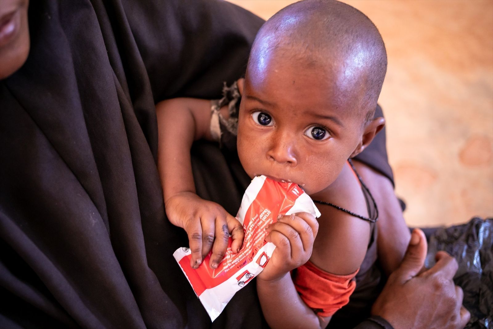 Un niño en brazos de su madre, UNICEF