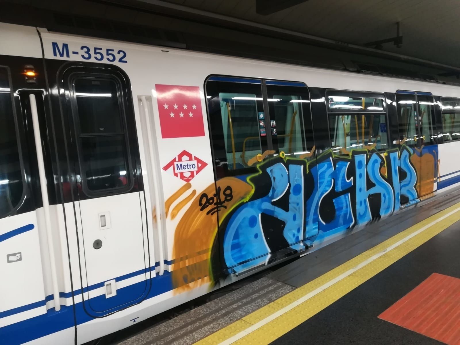 Un vagón de Metro pintado por grafiteros