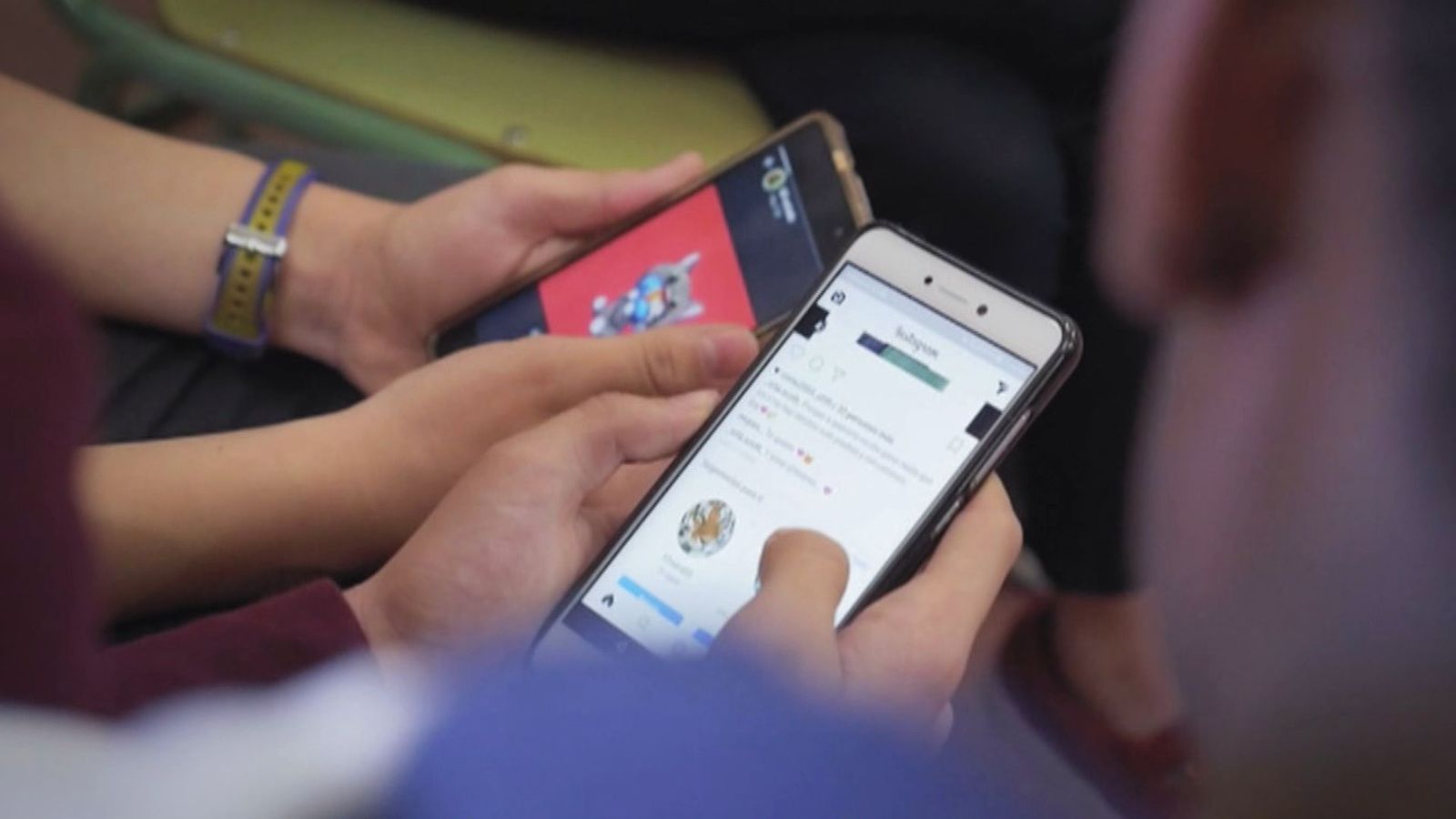 Jóvenes utilizan Instagram en grupo