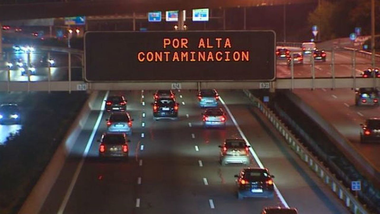 Panel informativo en la M-30 advirtiendo del nivel elevado de contaminación
