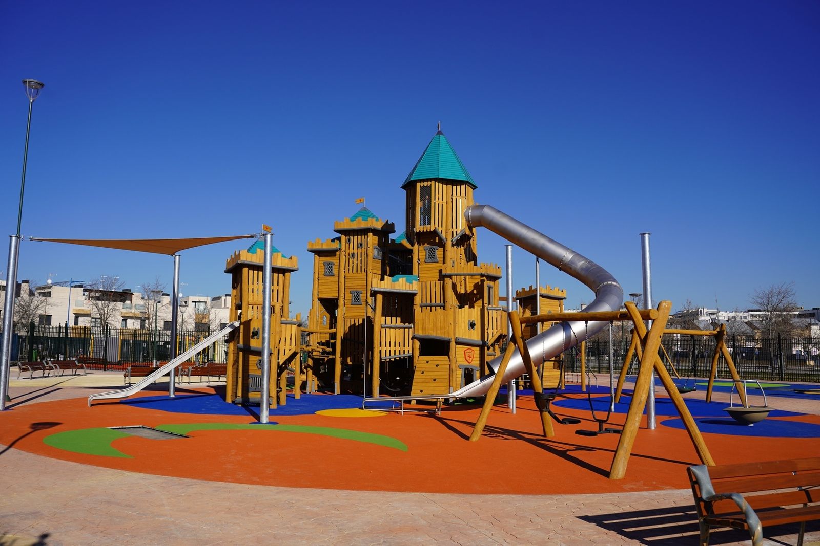Castillo de la zona de juegos infantiles de Leganés de la Calle Osa Menor
