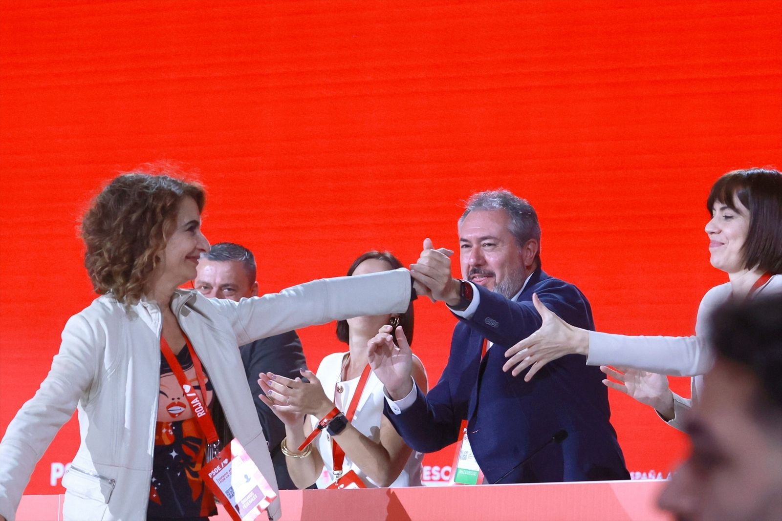 La vicesecretaria general del PSOE, María Jesús Montero, saluda al hasta ahora secretario general del PSOE-A, Juan Espadas