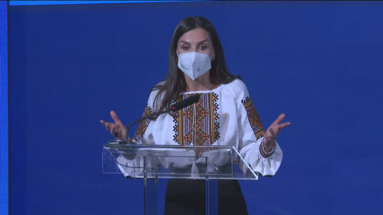 La Reina se solidariza con Ucrania vistiendo una típica blusa de este país en la entrega de ayudas de Mutua Madrileña