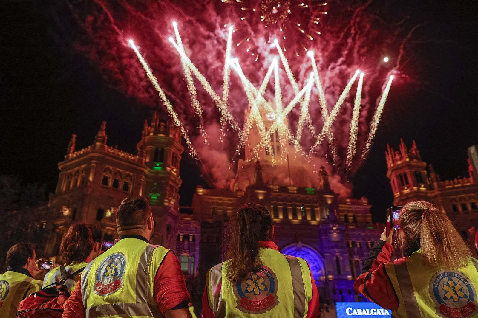 Personal del SAMUR y Protección Civil durante los fuegos artificiales que han cerrado la cabalgata de Reyes de Madrid