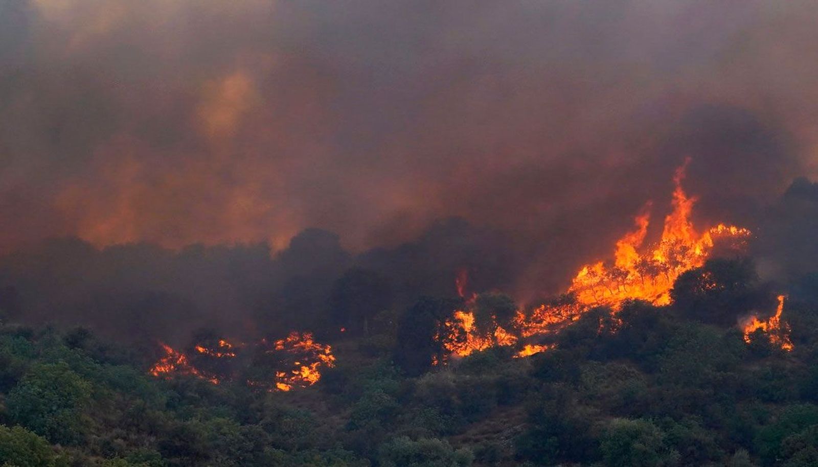 Los pueblos afectados por el incendio de Cadalso se preparan para otra noche de angustia