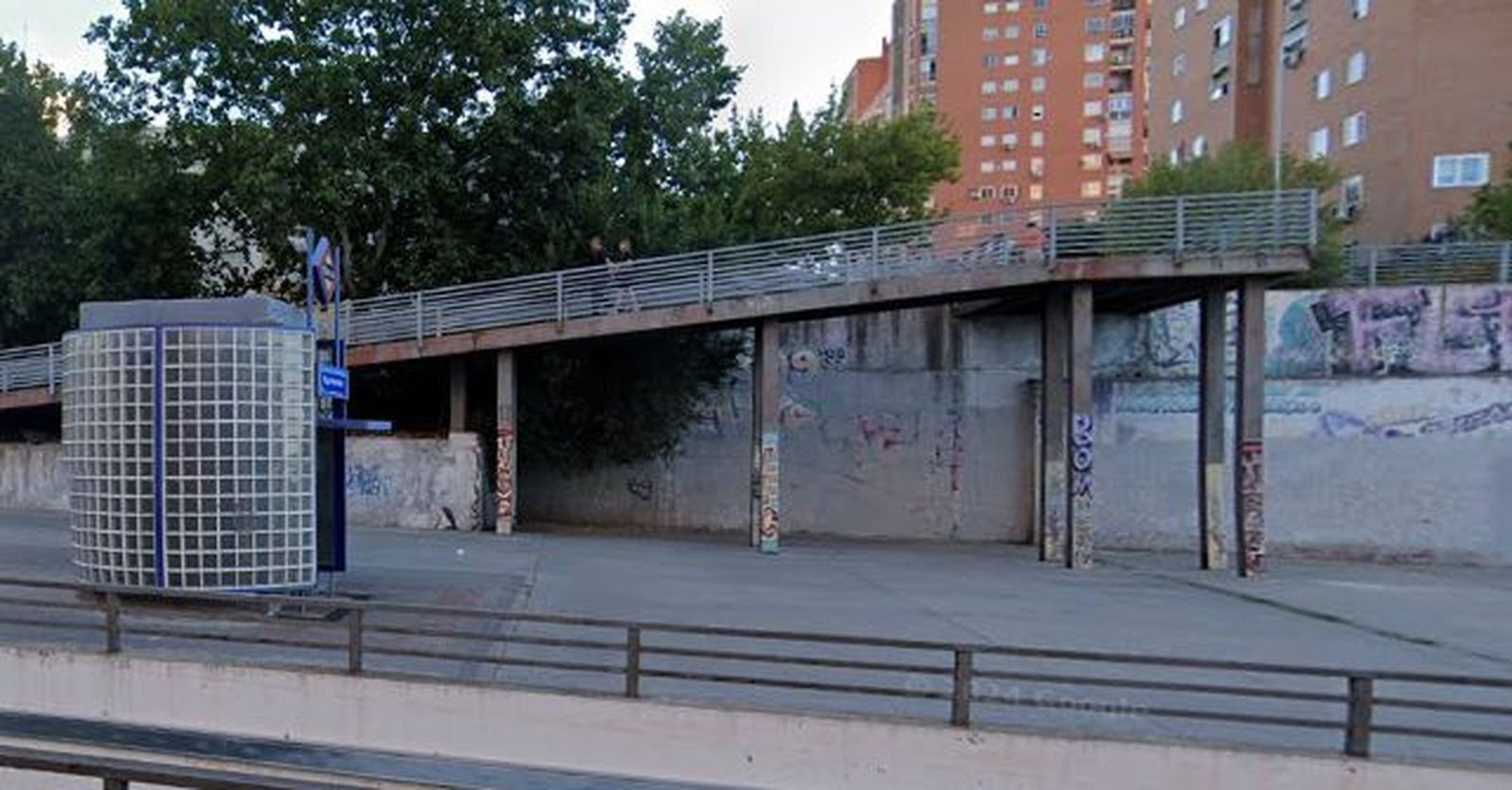Pasarela peatonal junto al metro Miguel Hernández, en Puente de Vallecas