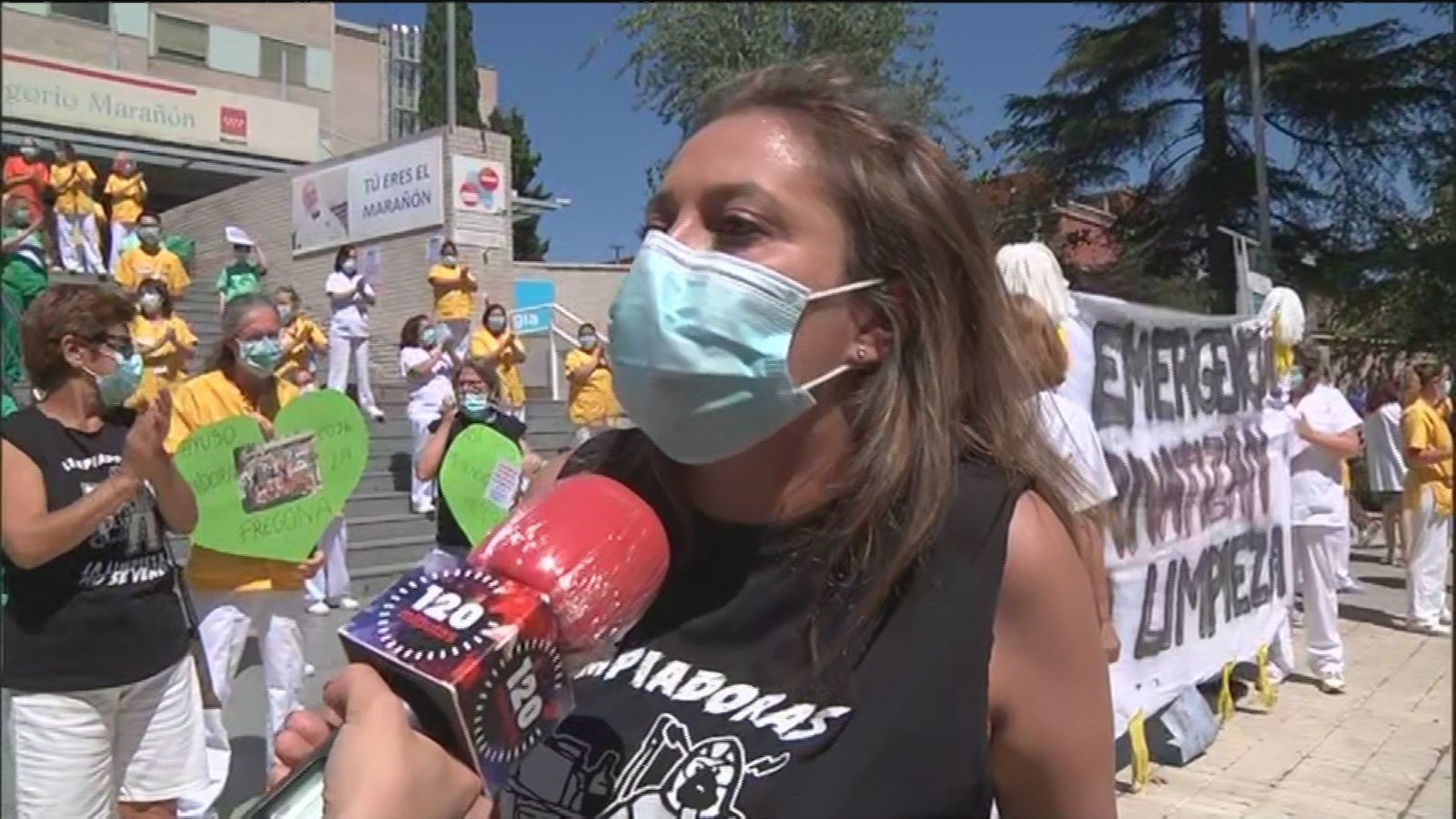 Trabajadoras de la limpieza del Gregorio Marañón en huelga: "No queremos aplausos, queremos un empleo digno"