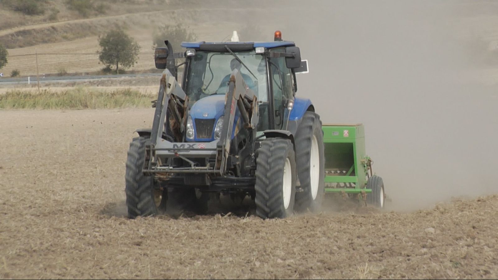 Un agricultor trabaja la tierra con un tractor