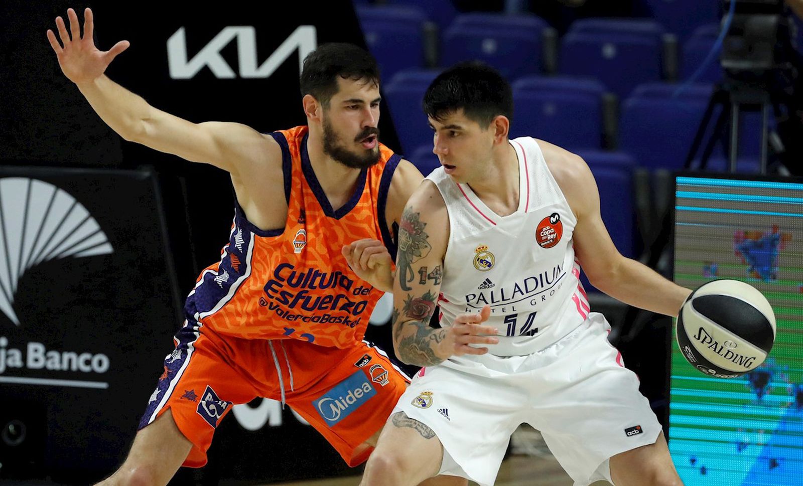Derck ante el Valencia Basket