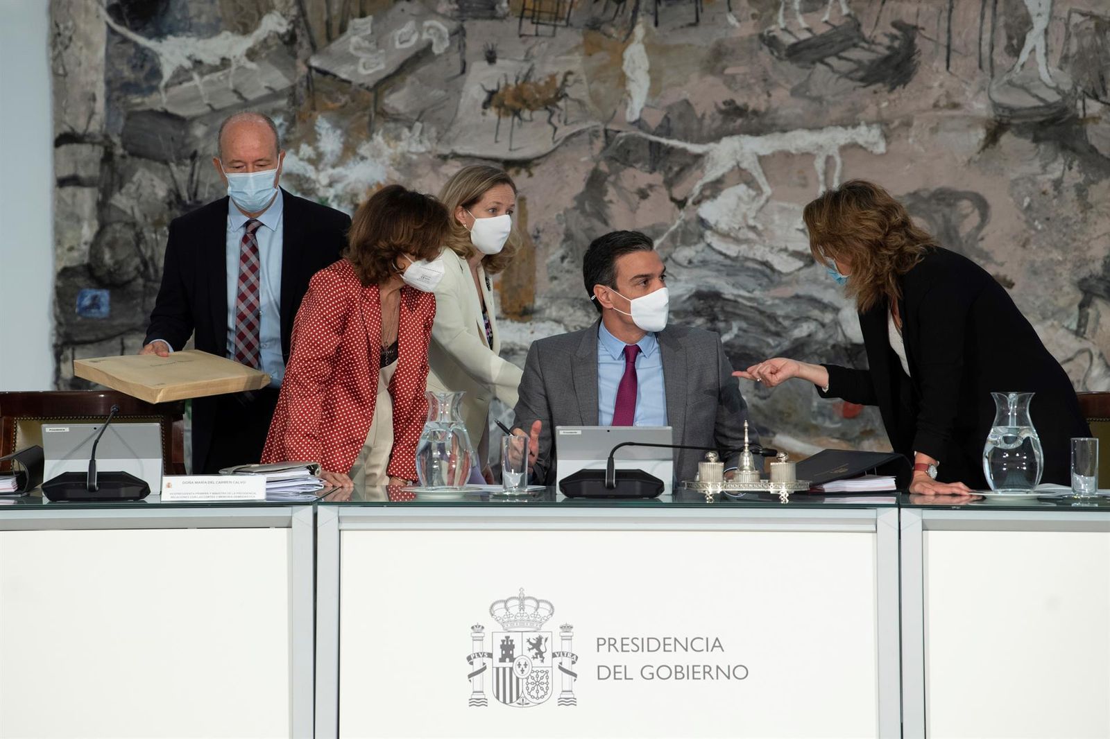El presidente del Gobierno, Pedro Sánchez (2d), conversa con la vicepresidenta primera, Carmen Calvo (2i), y las ministras de Economía, Nadia Calviño (2i), y de Transición Ecológica, Teresa Ribera, en presencia del responsable de Justicia, Juan Carlos Campo