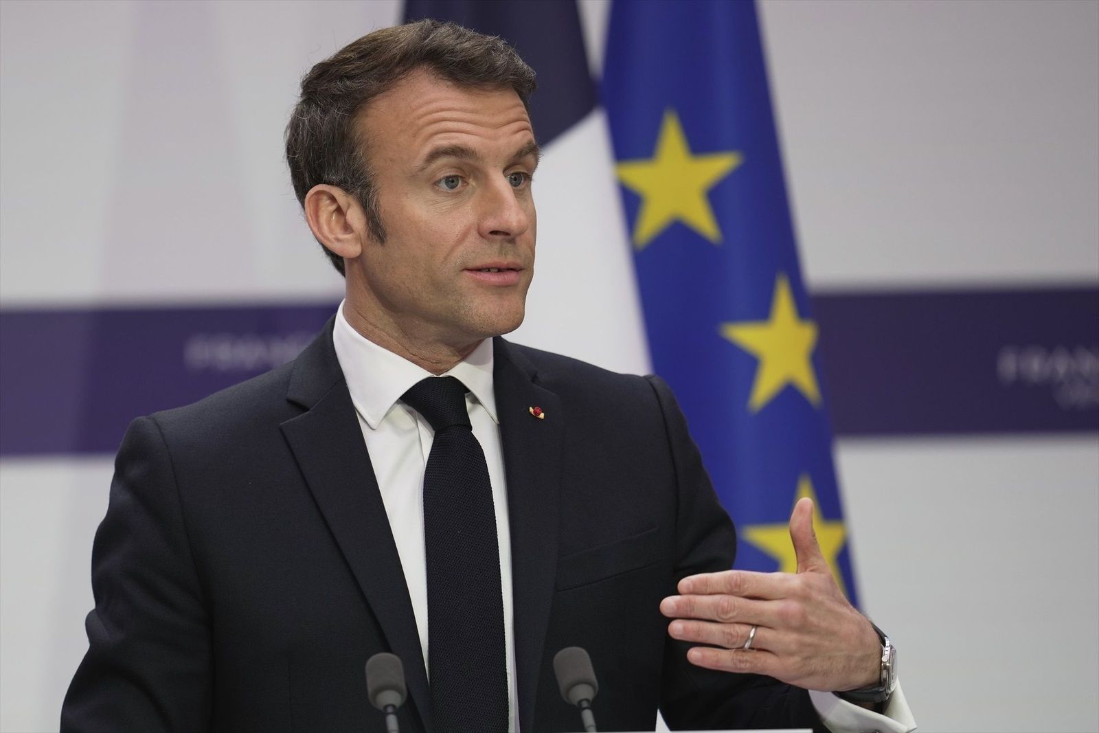 Arde París mientras Macron defiende en la televisión su reforma de las pensiones