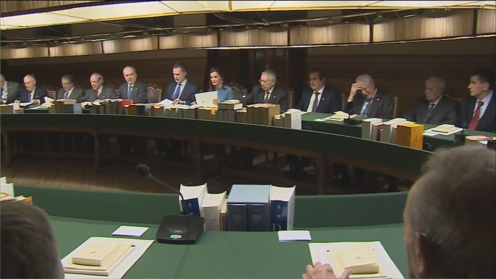 Los Reyes presiden el pleno de la Real Academia Española