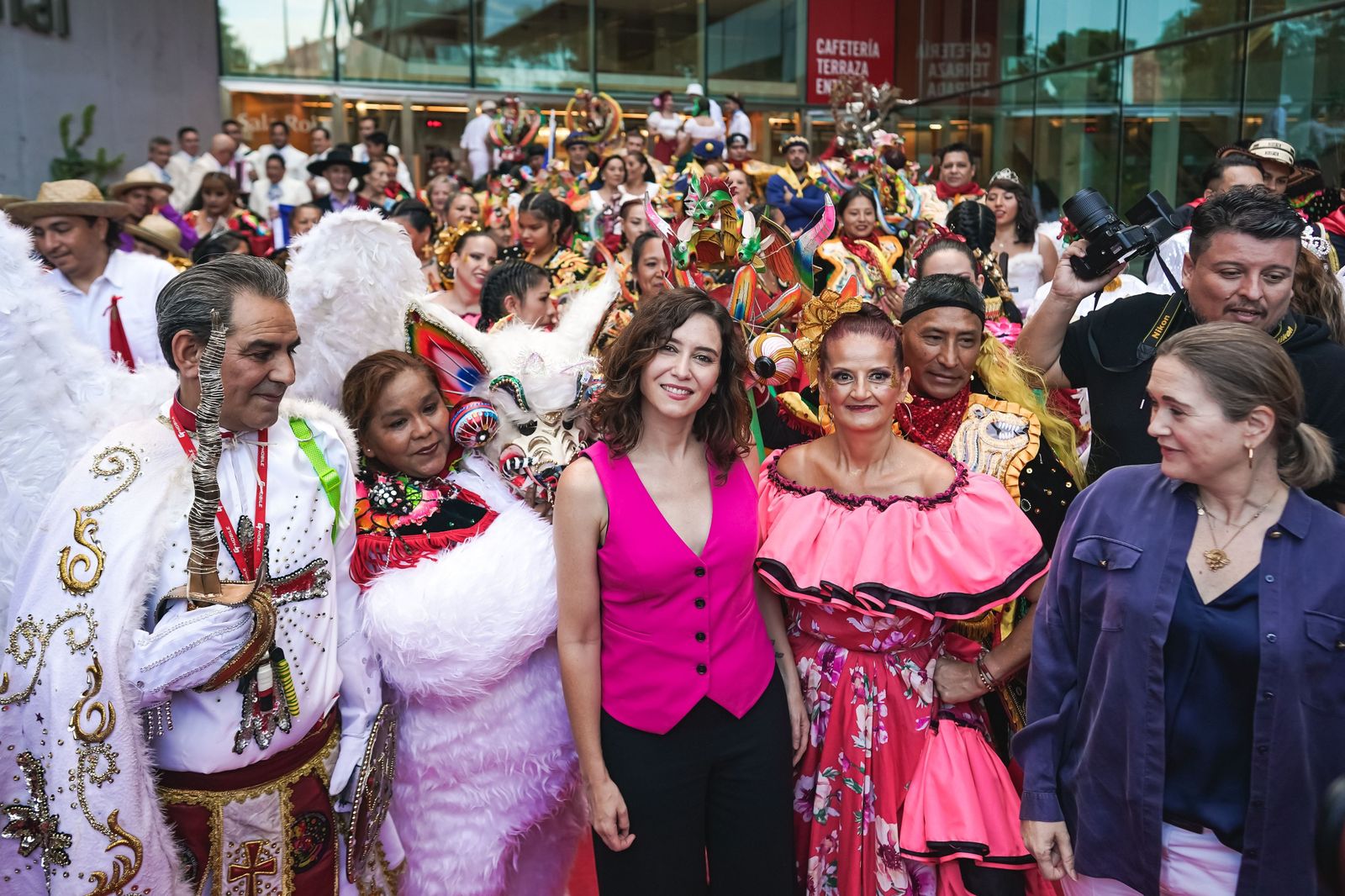 Ayuso reivindica los valores de Hispanidad 2022 en la cabalgata multicultural