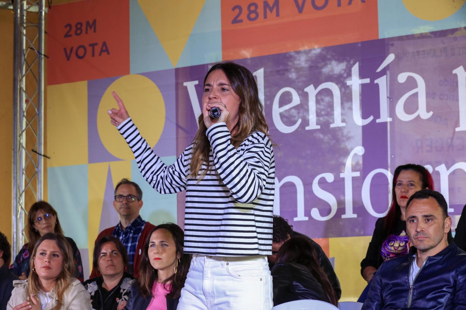 Interrumpen a Montero en el mitin de cierre de campaña de Podemos para protestar contra la ley trans