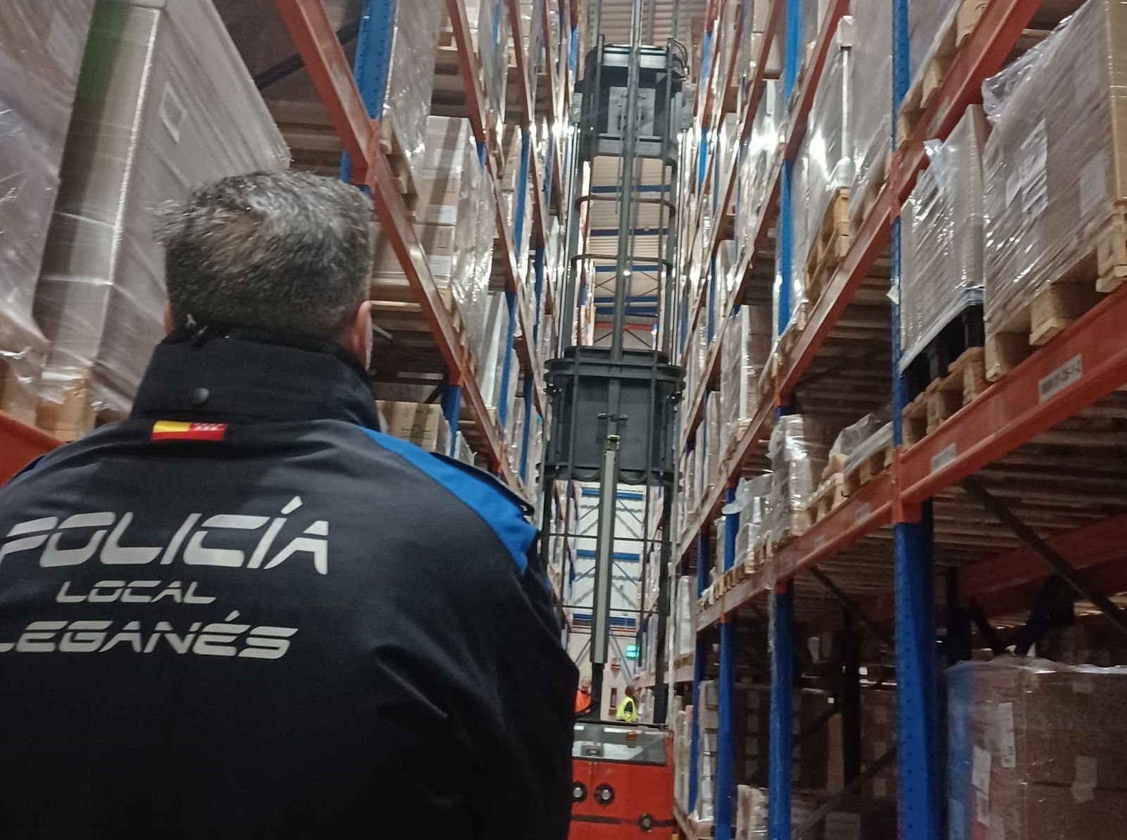 Almacén de Leganés con la plataforma de la que ha sido rescatado un trabajador
