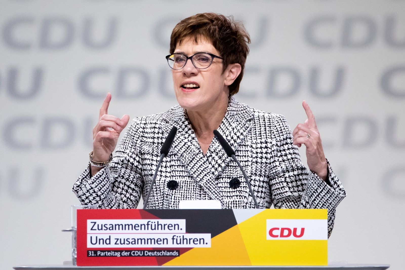 La CDU opta por la centrista Kramp-Karrenbauer para suceder a Merkel