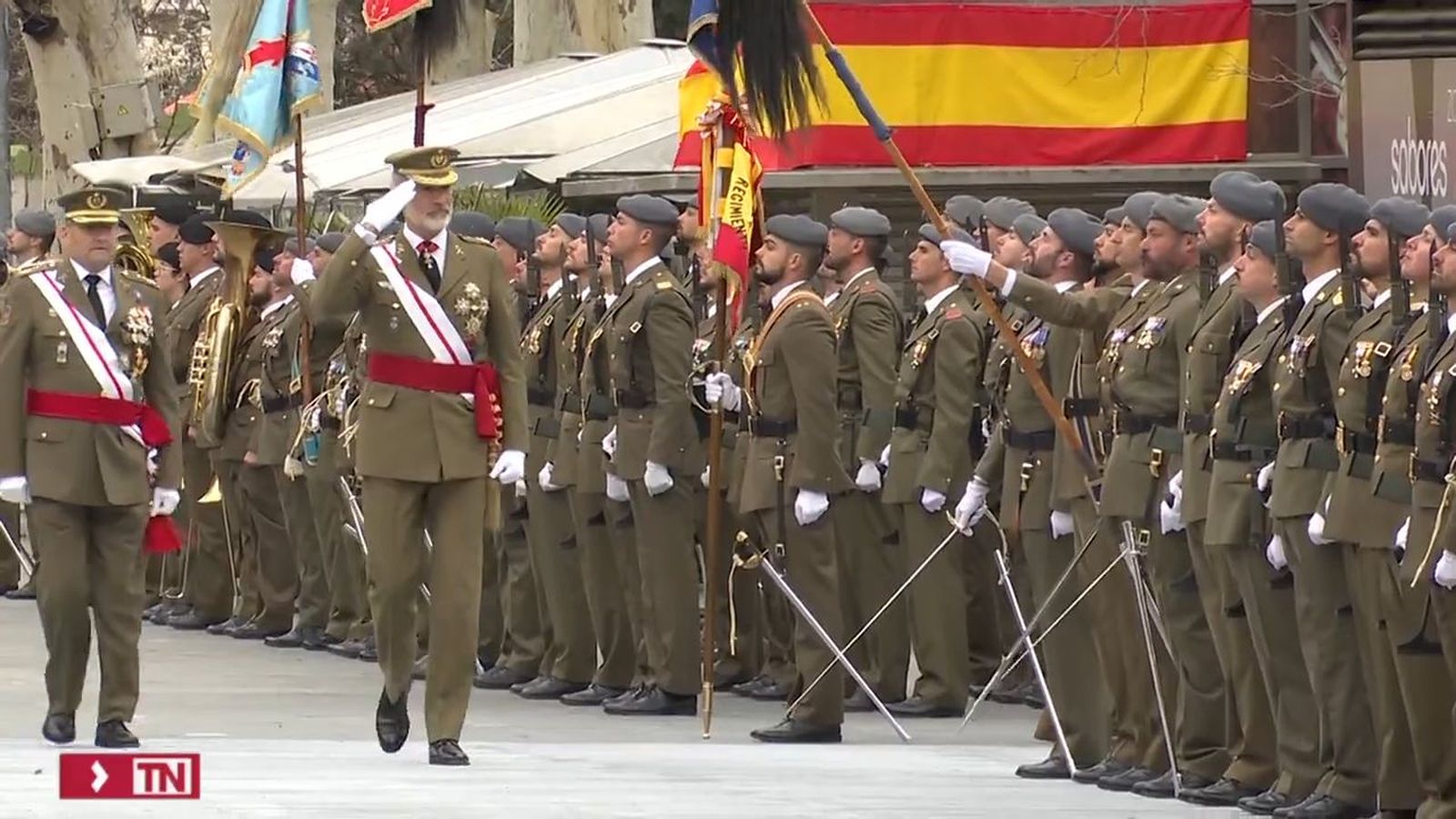 El rey en un desfile militar en Valladolid