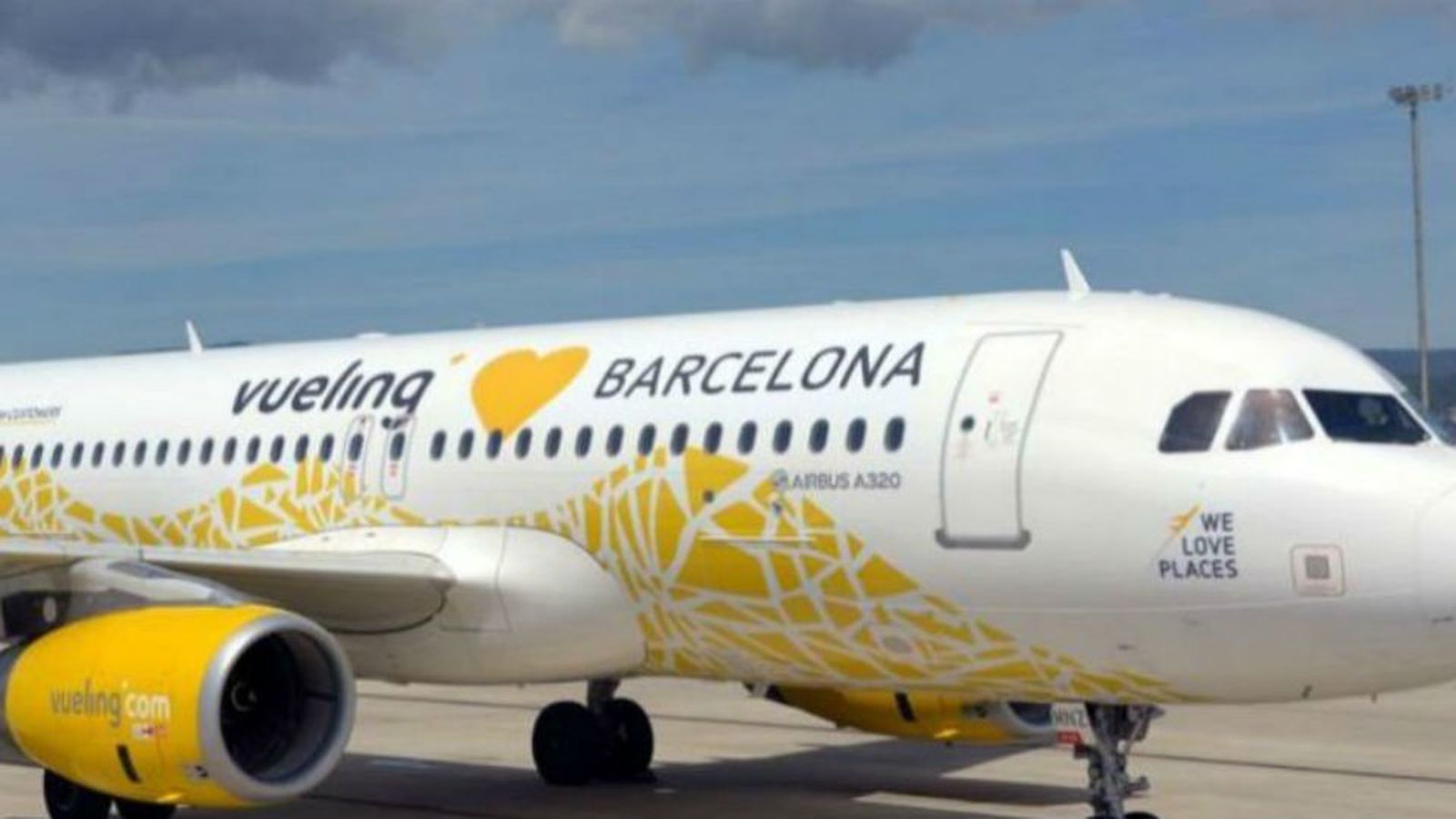 Avión de Vueling en pista
