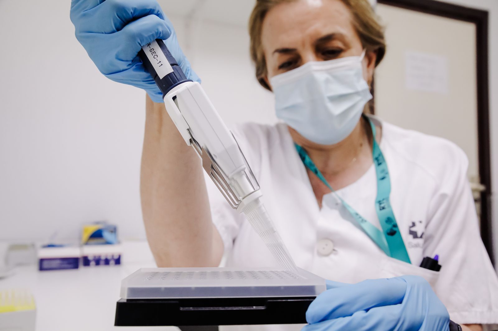 Técnico de laboratorio prepara una análisis para viruela del mono