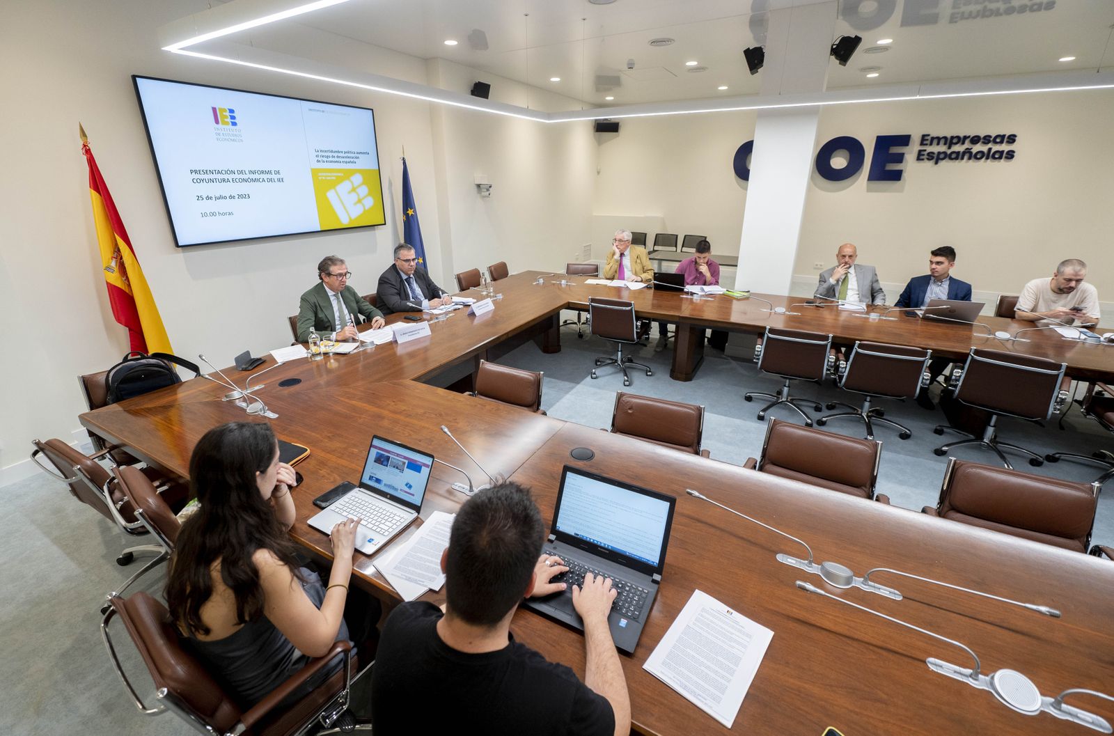 IEE prevé un alza del PIB del 2,2% pero con riesgo de desaceleración con el escenario político