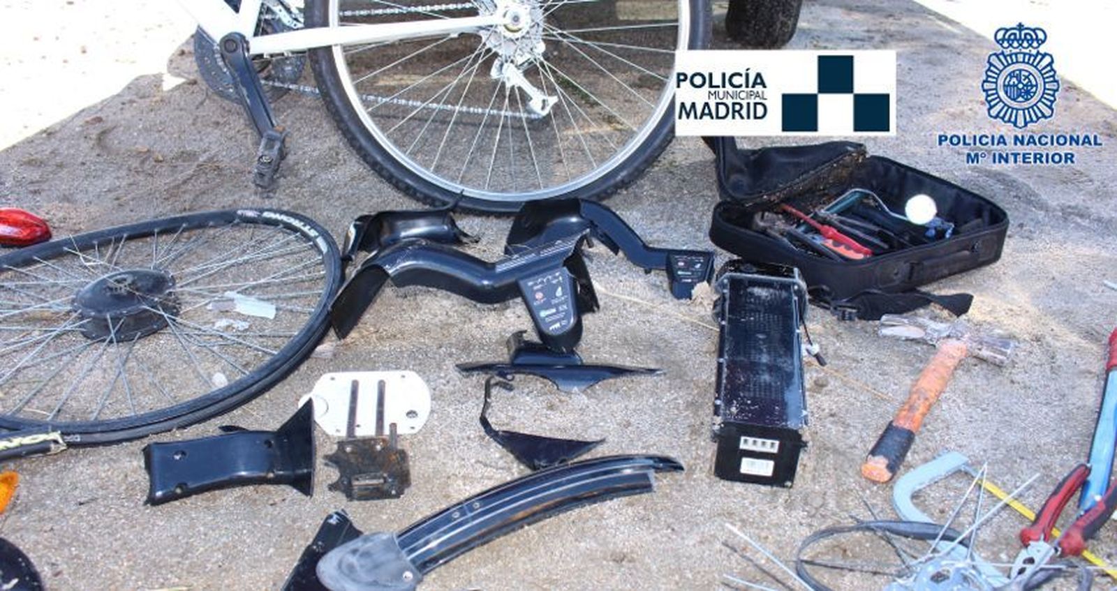 Piezas de bicicletas de BiciMAD recuperadas tras la detención de un grupo de delincuentes
