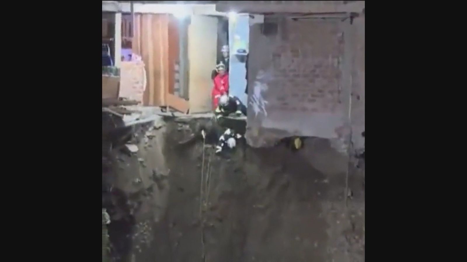 El sobrecogedor rescate de un rescatador que quedó inconsciente en Perú
