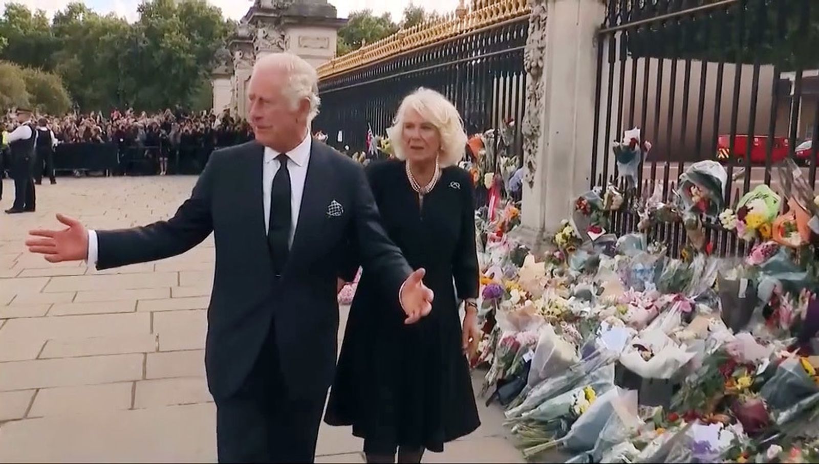 Carlos de Inglaterra y la duquesa de Cornualles visitan Buckingham Palace tras el fallecimiento de Isabel II