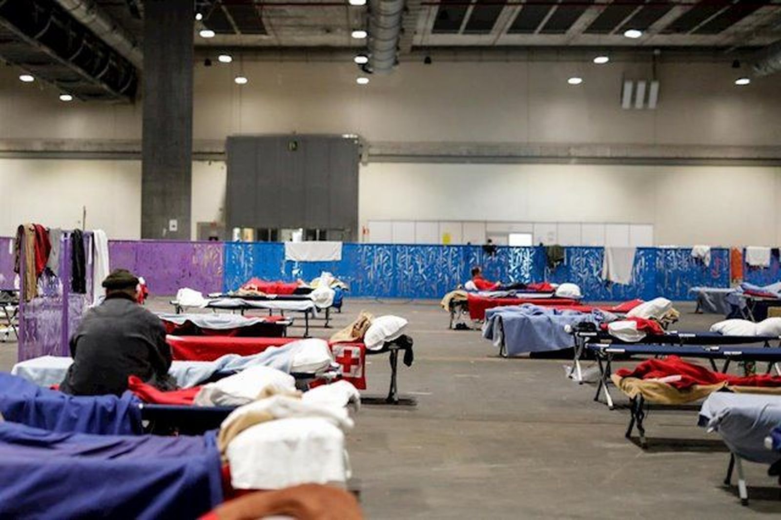 Las personas sin hogar acogidas en IFEMA se trasladan al polideportivo Marqués de Samaranch