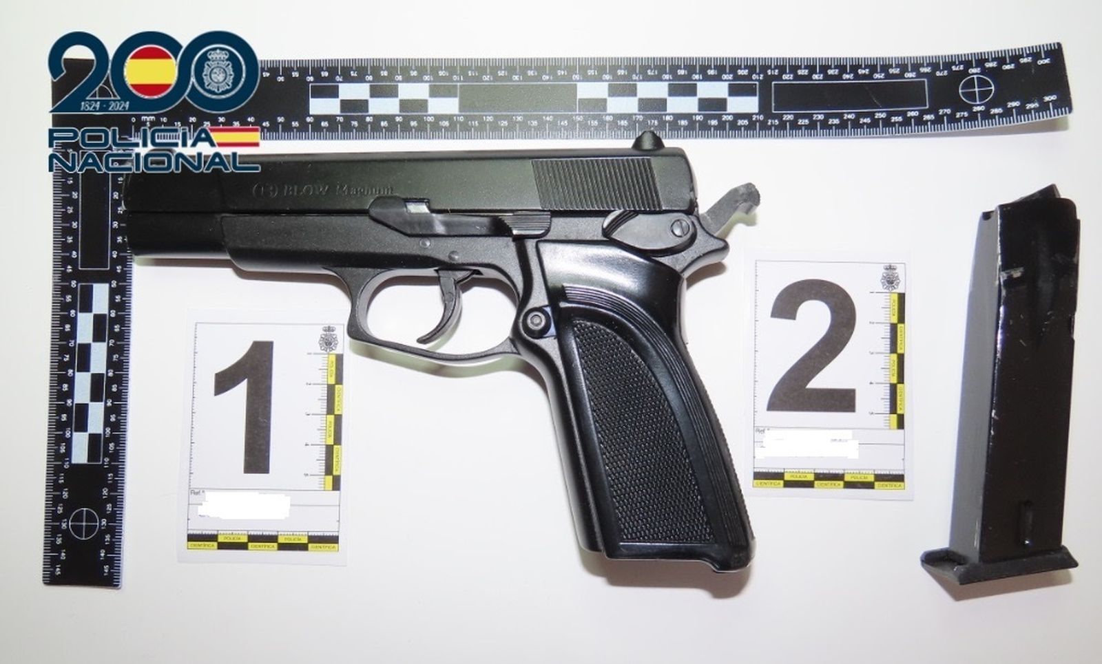 Pistola simulada requisada al detenido