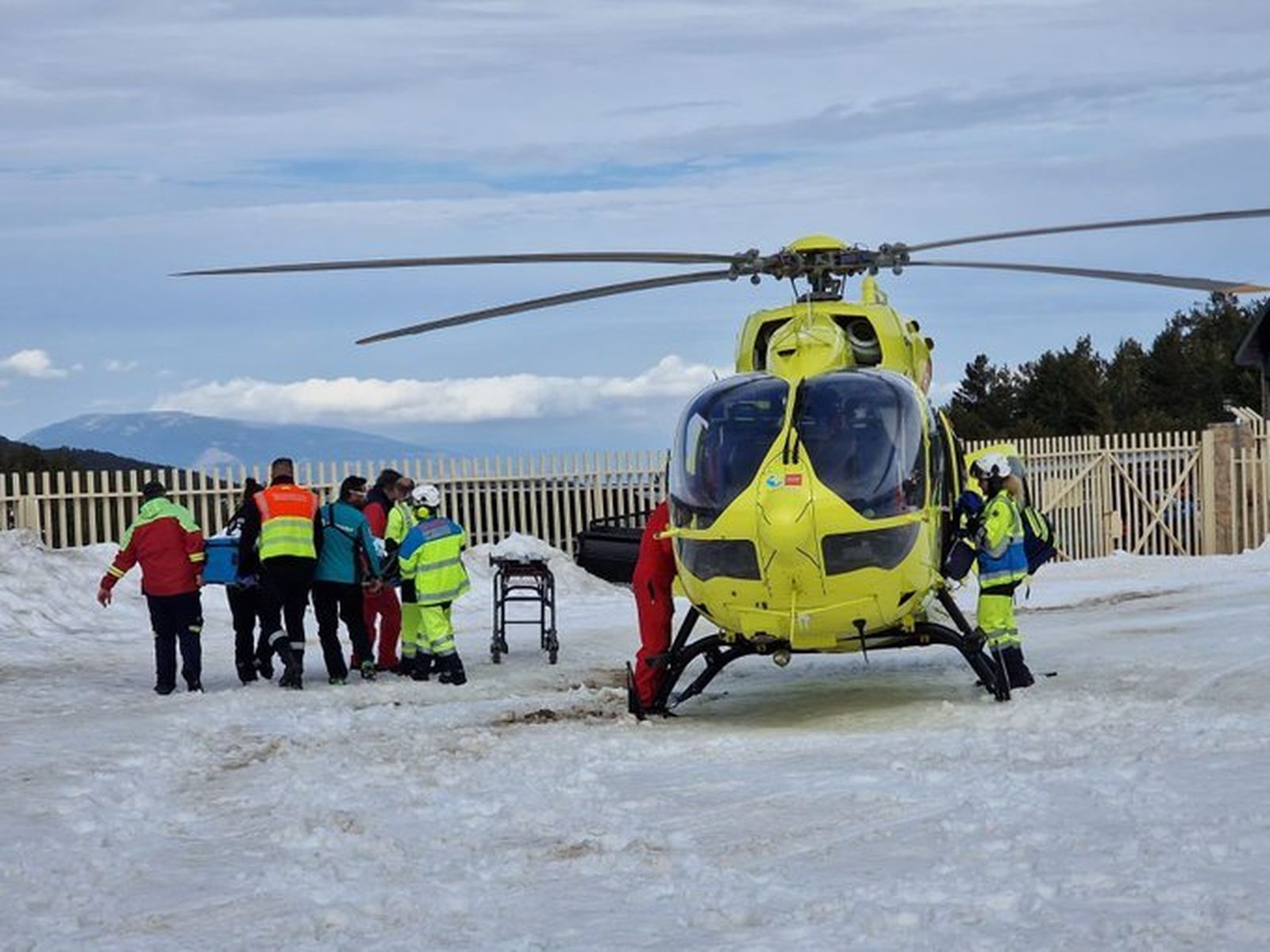Traslado en helicóptero de un herido en Valdesquí