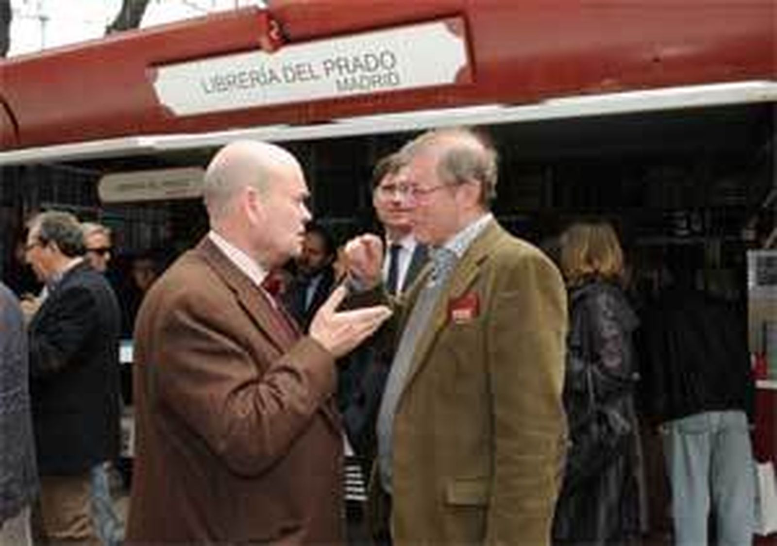 Villalonga inaugura la Feria del libro antiguo y de ocasión en Recoletos