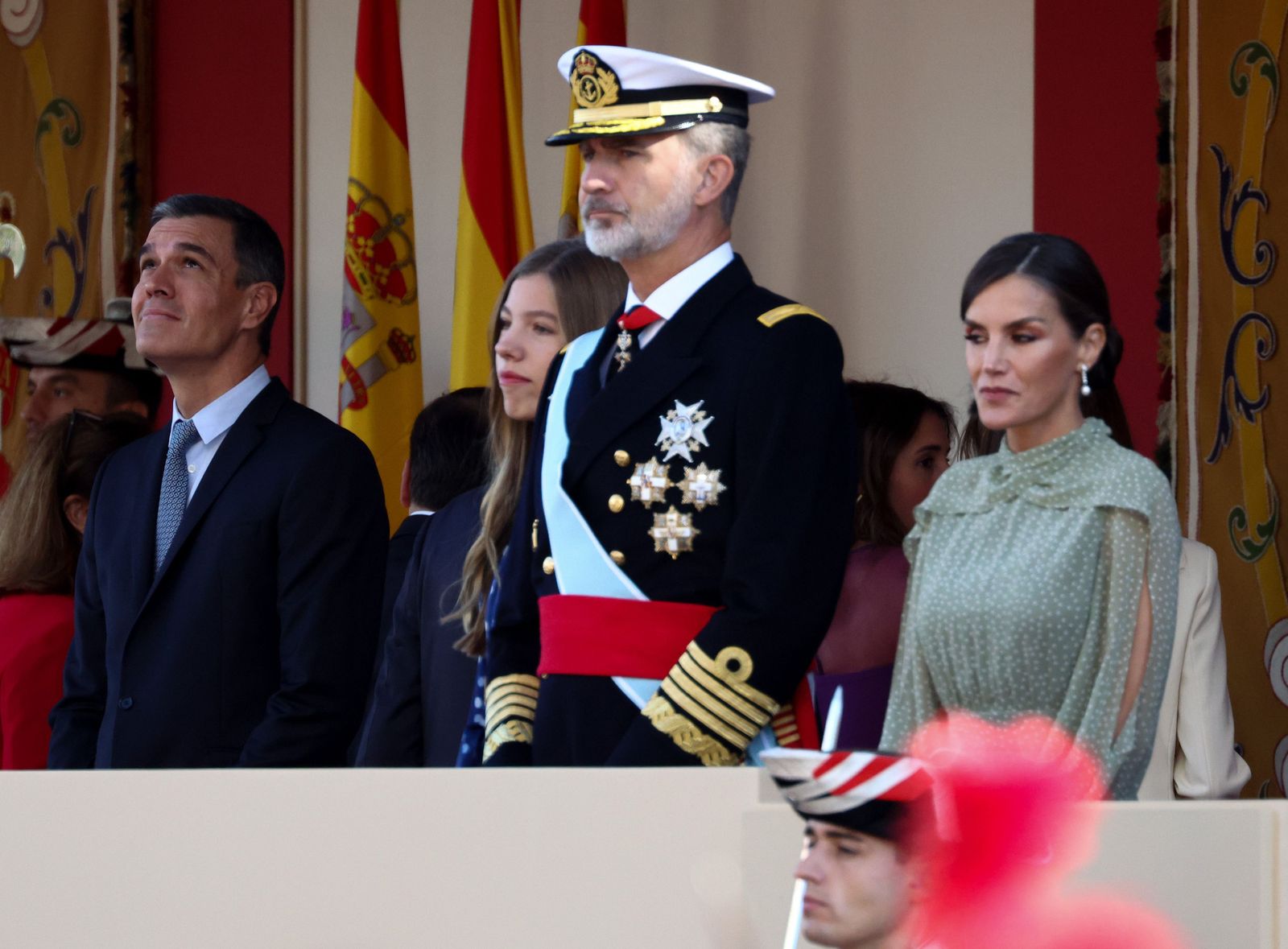 Pedro Sánchez hace esperar al rey en el desfile del 12 de octubre y recibe insultos, pitos y gritos de dimisión