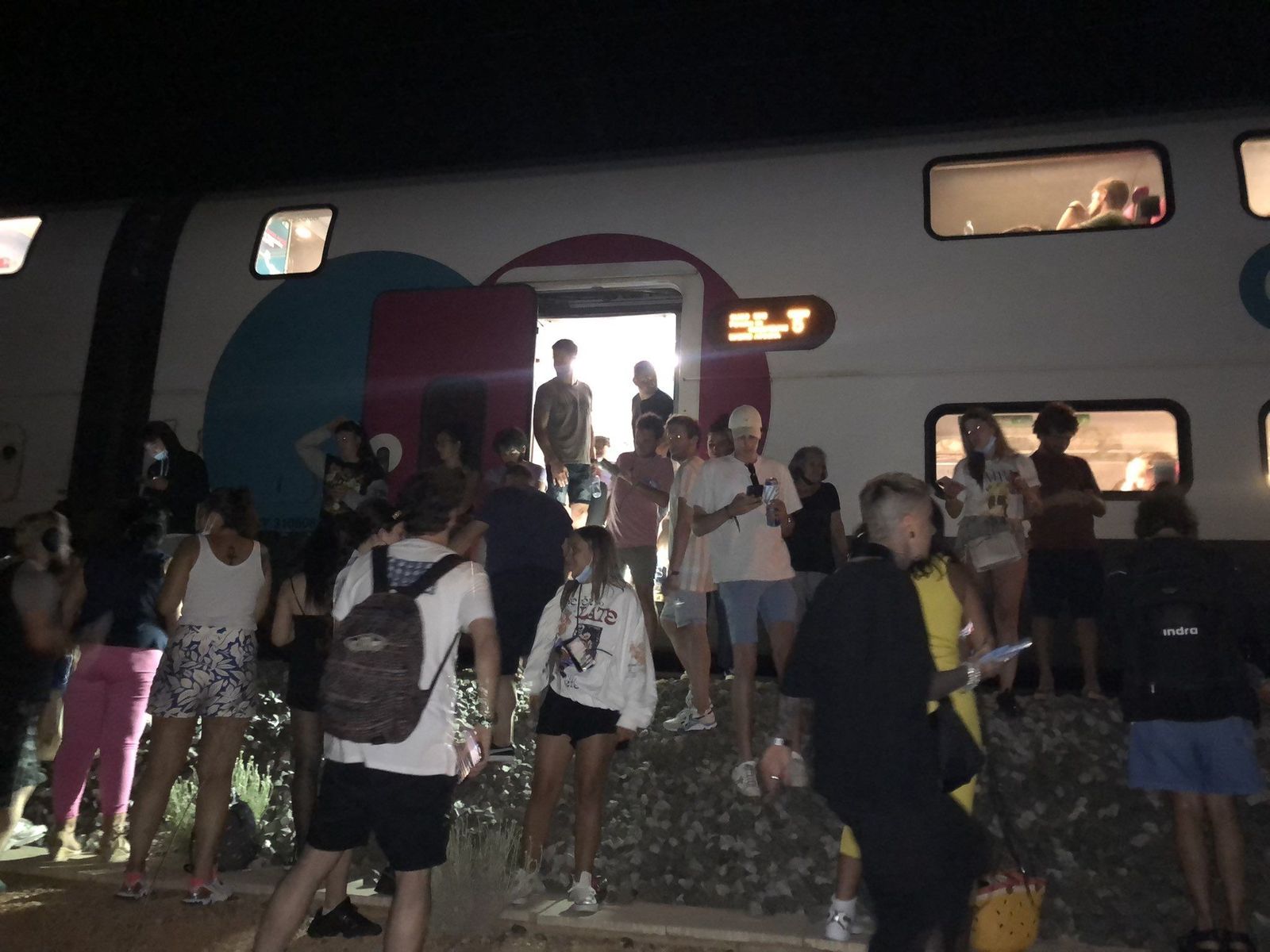 La odisea de 960 pasajeros de un Ouigo parado más de tres horas a la altura de Calatayud