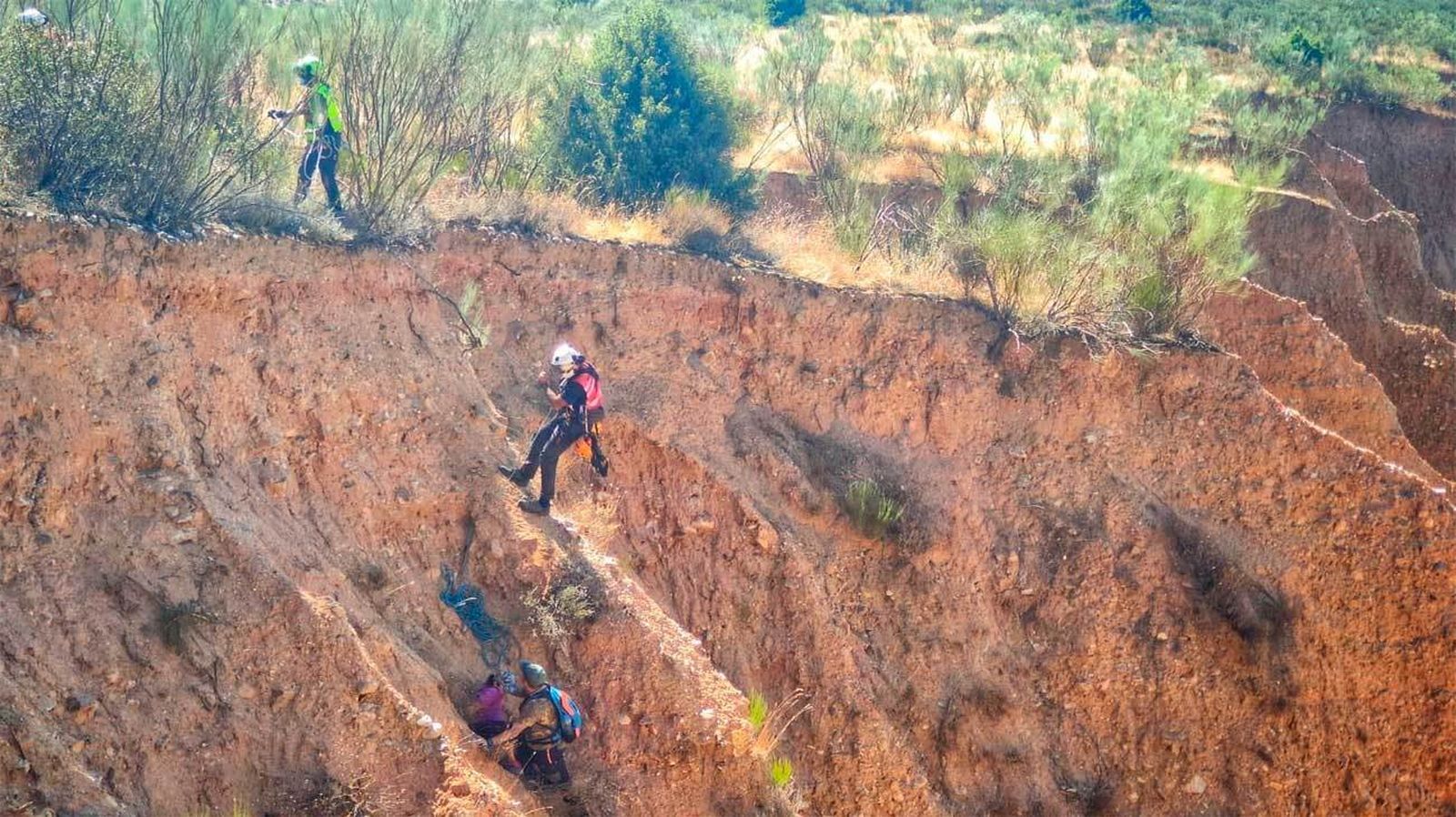 Bomberos del GERA rescatan a un padre y su hija de 8 años en Las Cárcavas de Patones