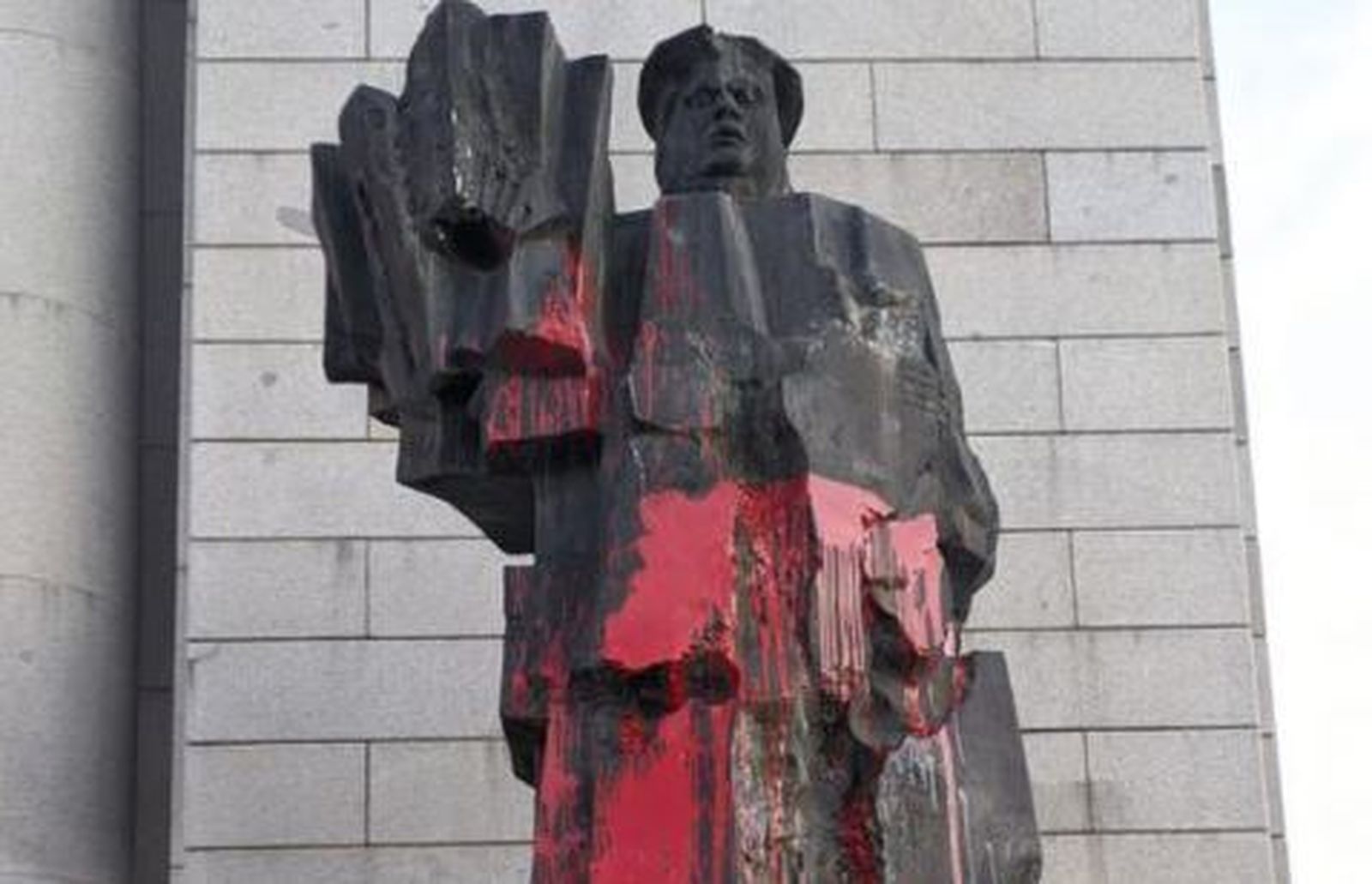 Lanzan pintura roja a las estatuas de Indalecio Prieto y Largo Caballero