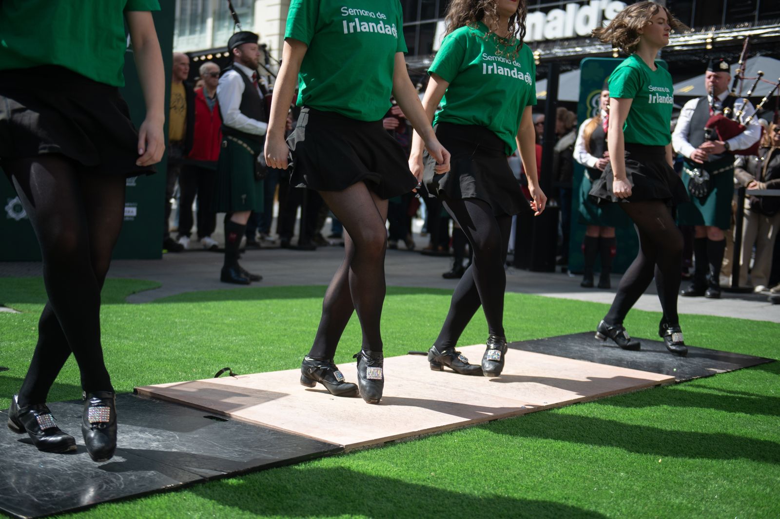 Varias bailarinas durante la presentación oficial del desfile de San Patricio 2026