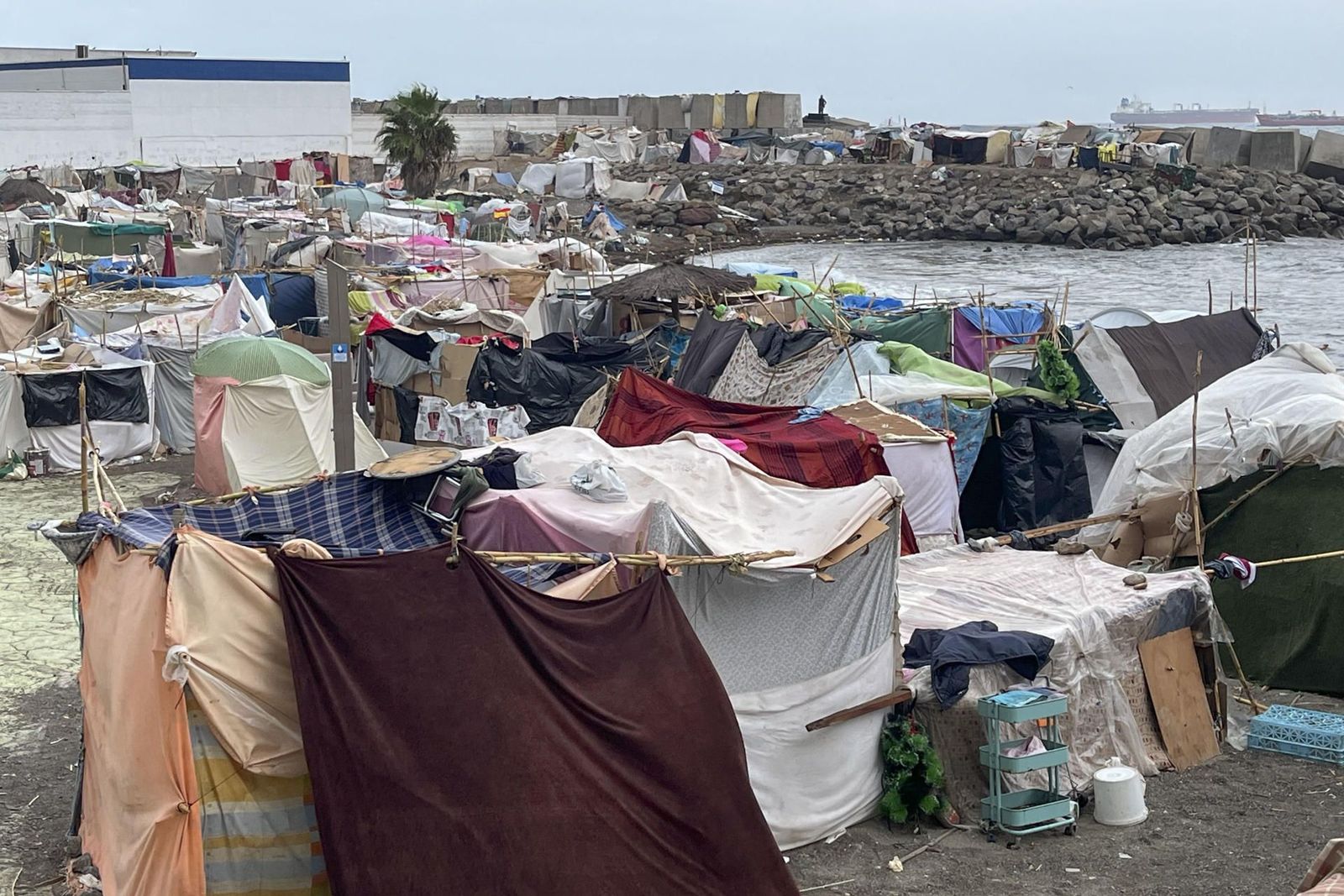 El Gobierno busca nuevos espacios en Ceuta para acoger inmigrantes pese a las protestas
