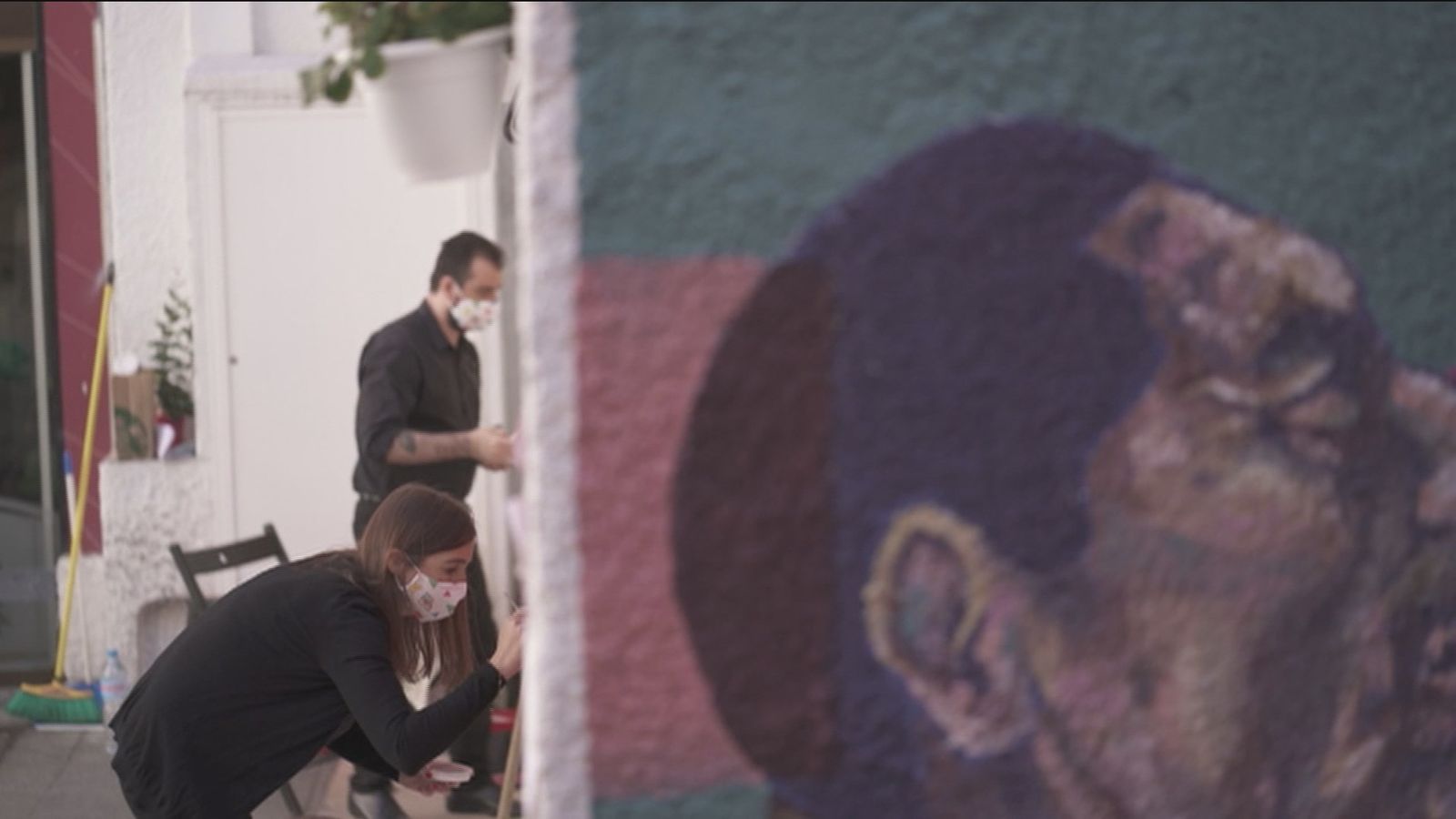 Artistas pintando en el mercado