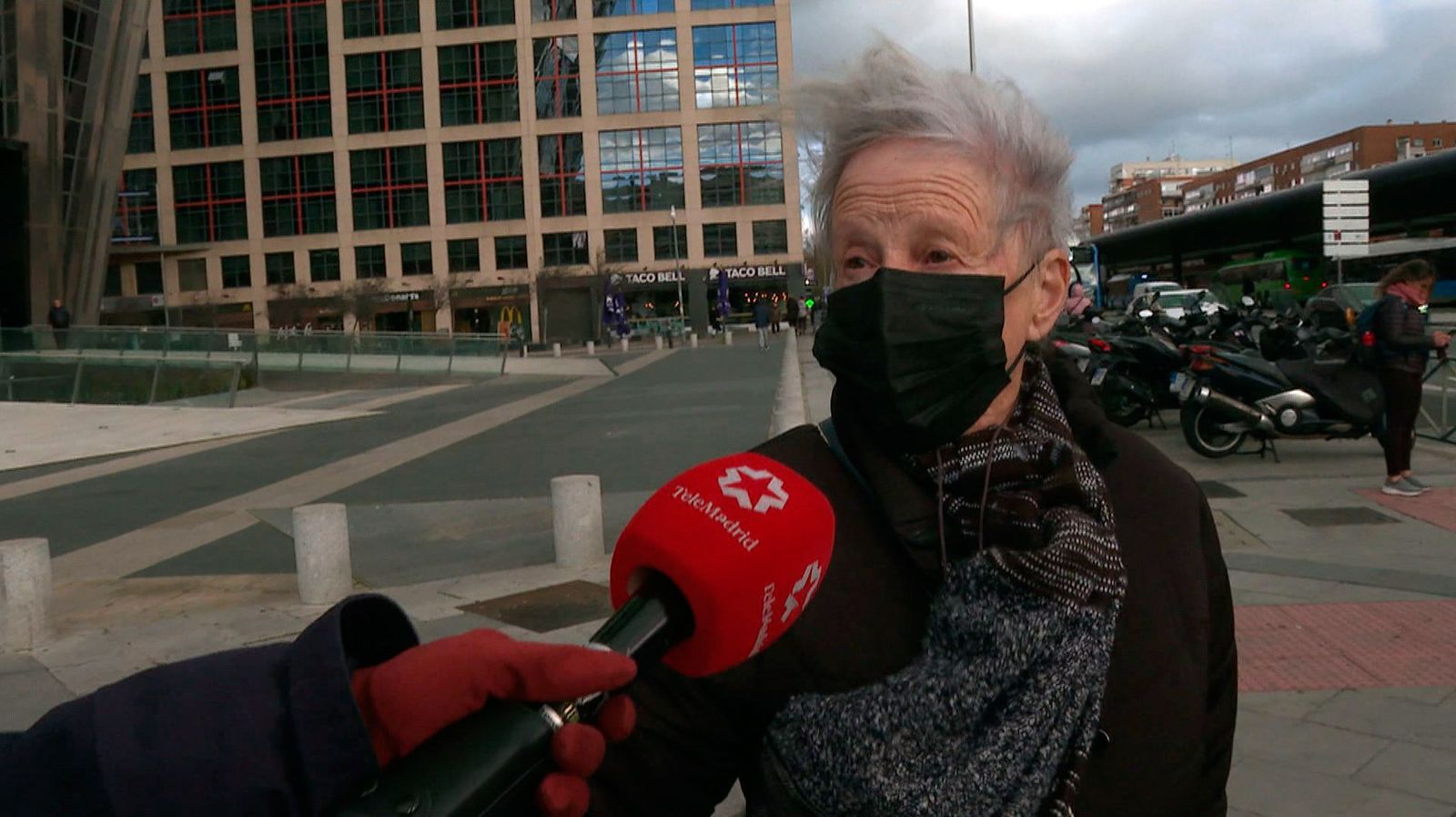 Madrid sigue en alerta roja por un viento que ha obligado a cerrar los principales parques de la capital
