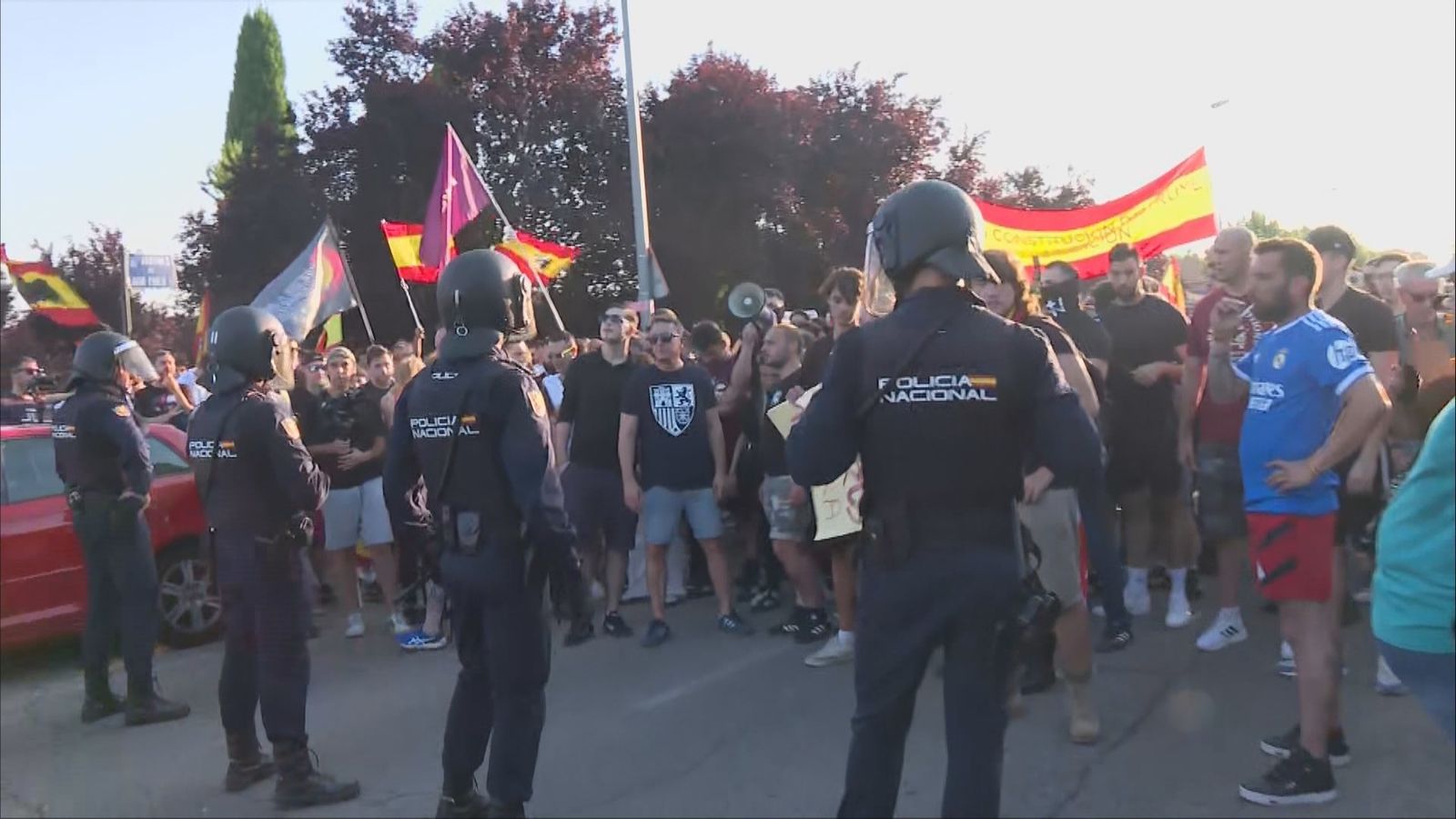 Manifestantes y policías  a las puertas del Centro de acogida de inmigrantes de Alcalá de Henares