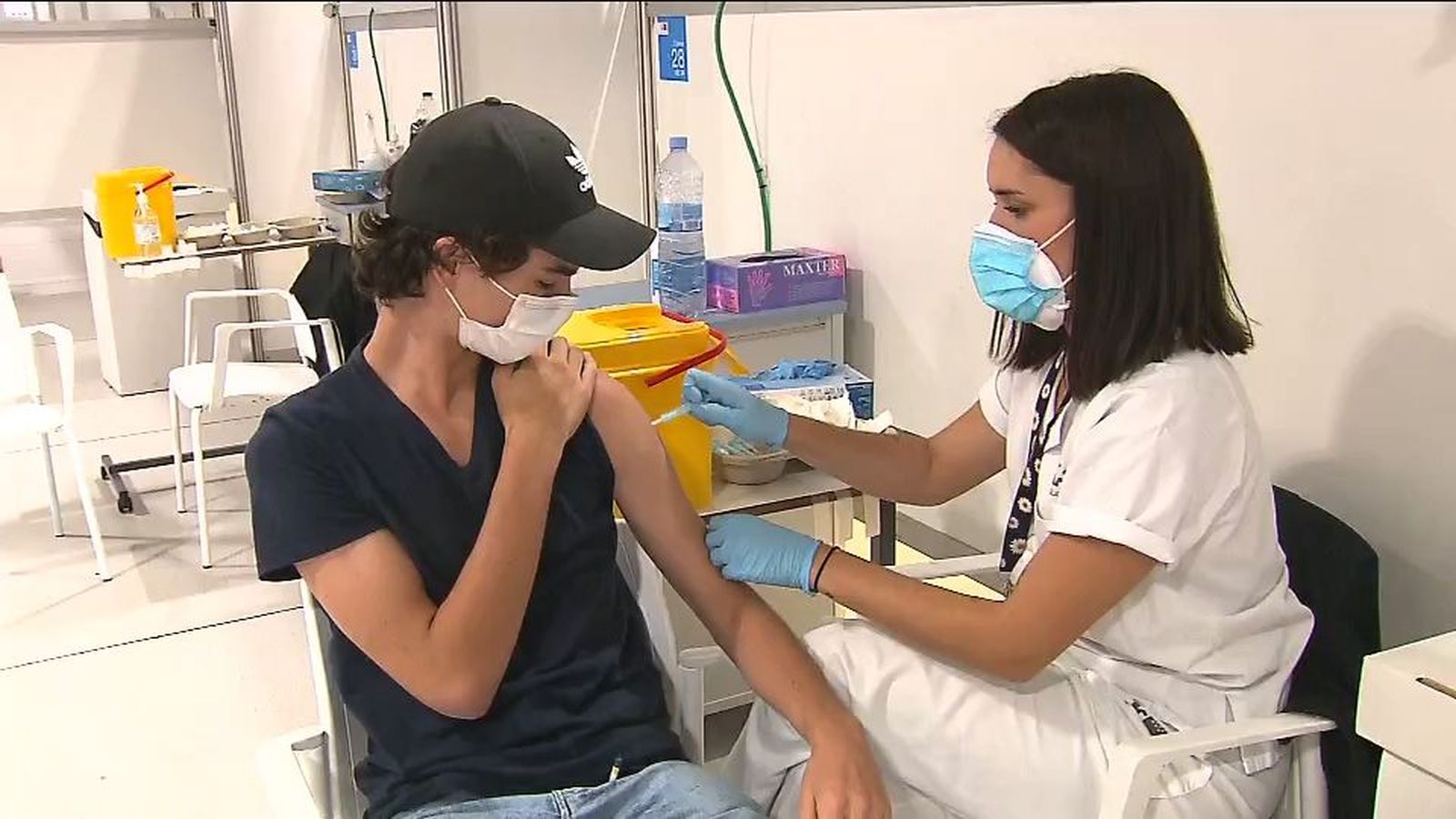 Vacunaciones de madrugada en el Zendal con gran afluencia de jóvenes