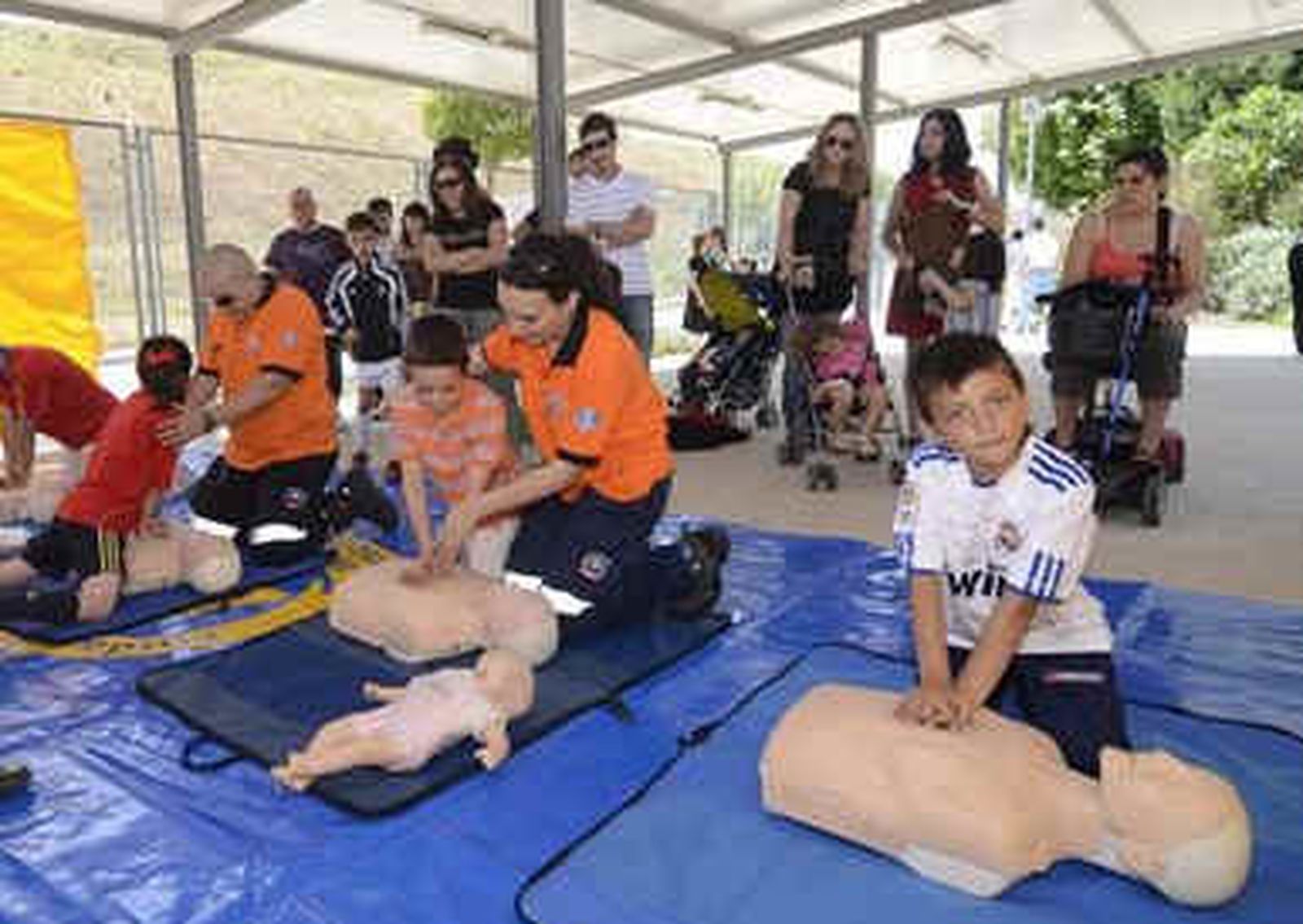 Más de 1.800 niños de la cantera del Real Madrid aprenden a reaccionar ante una parada cardíaca