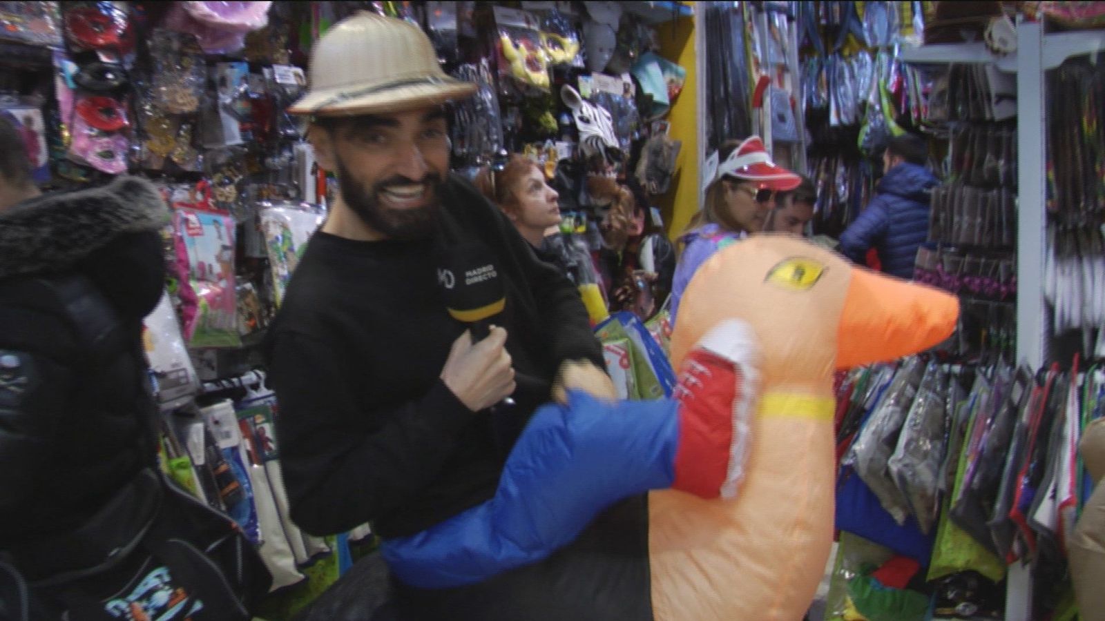 Así son los disfraces hinchables que están causando furor entre los madrileños