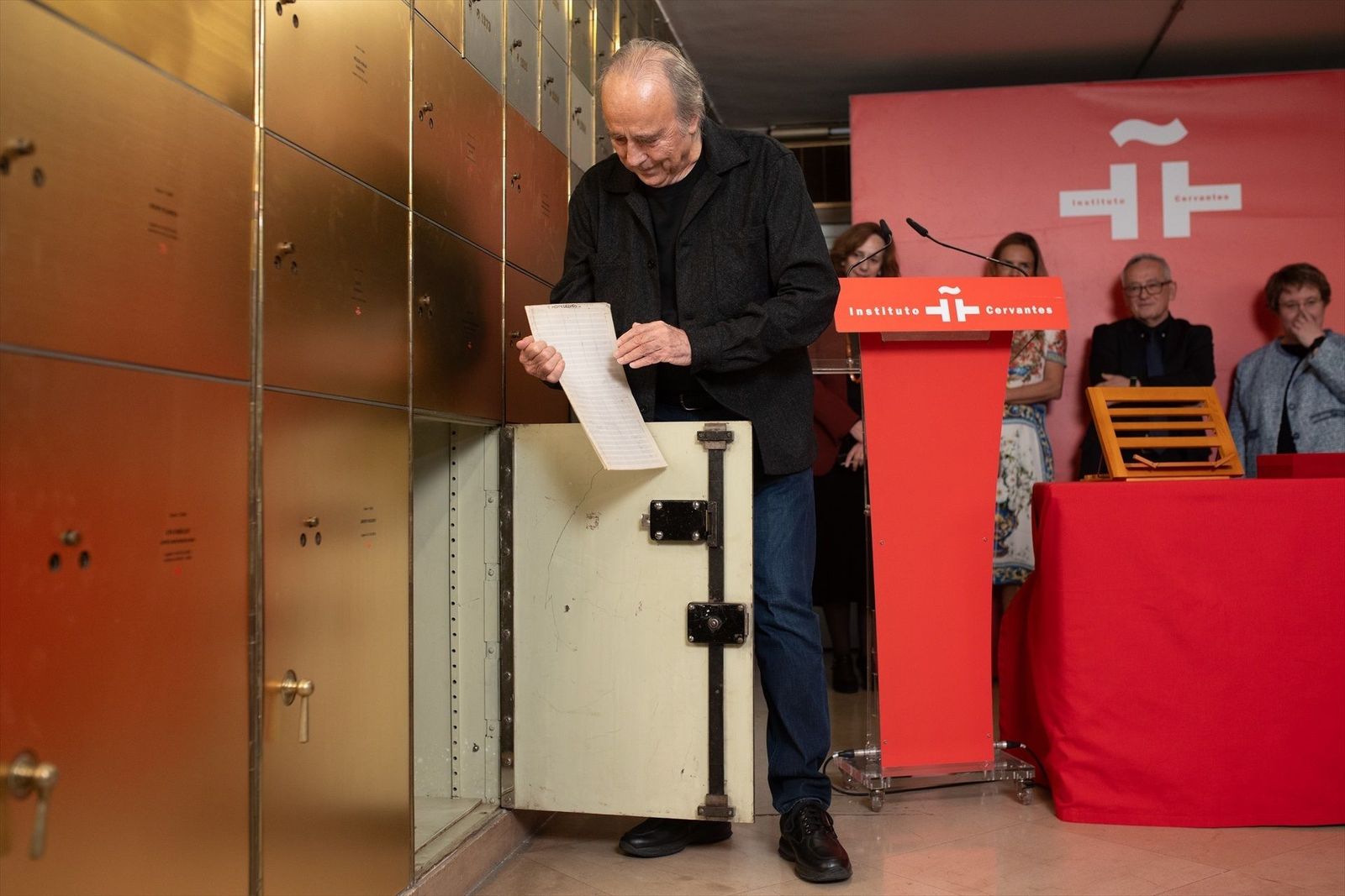 El legado de Joan Manuel Serrat ya es parte de la Caja de las Letras del Instituto Cervantes