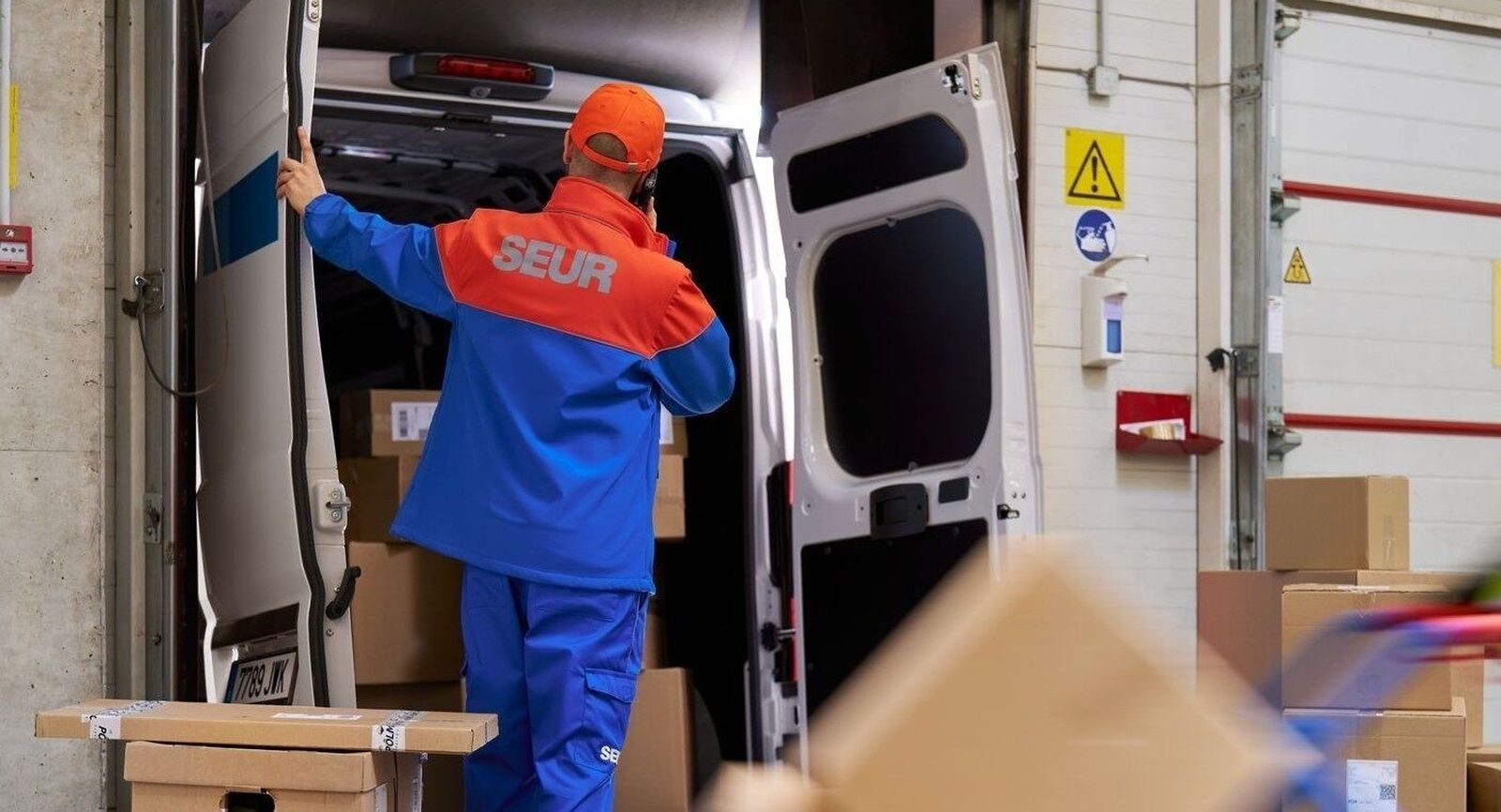 Cuenta atrás para el Black Friday: las empresas de reparto refuerzan sus plantillas
